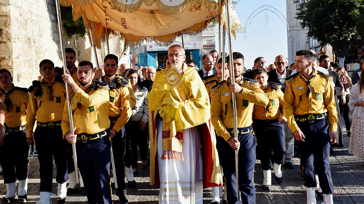 Prozession im Westjordanland mit dem Lateinischen Patriarchen von Jerusalem