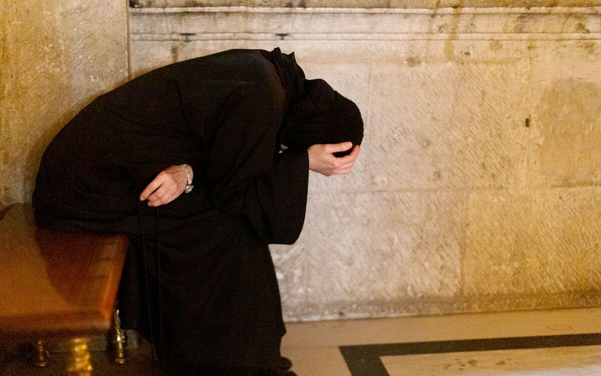 Eine Ordensfrau in schwarz betet in der Jerusalemer Grabeskirche