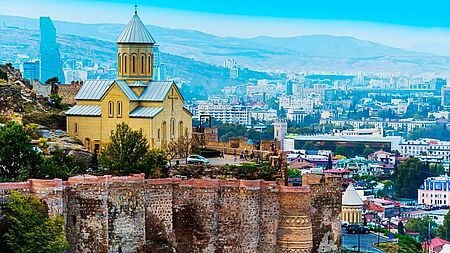 Panorama mit Kirche von Tbilisi in Georgien