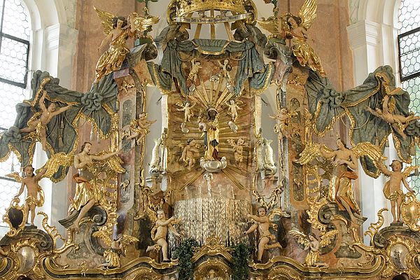 Hochaltar mit stilisiertem Brunnen, Madonna in Altöttinger Gestalt und 22 Engeln