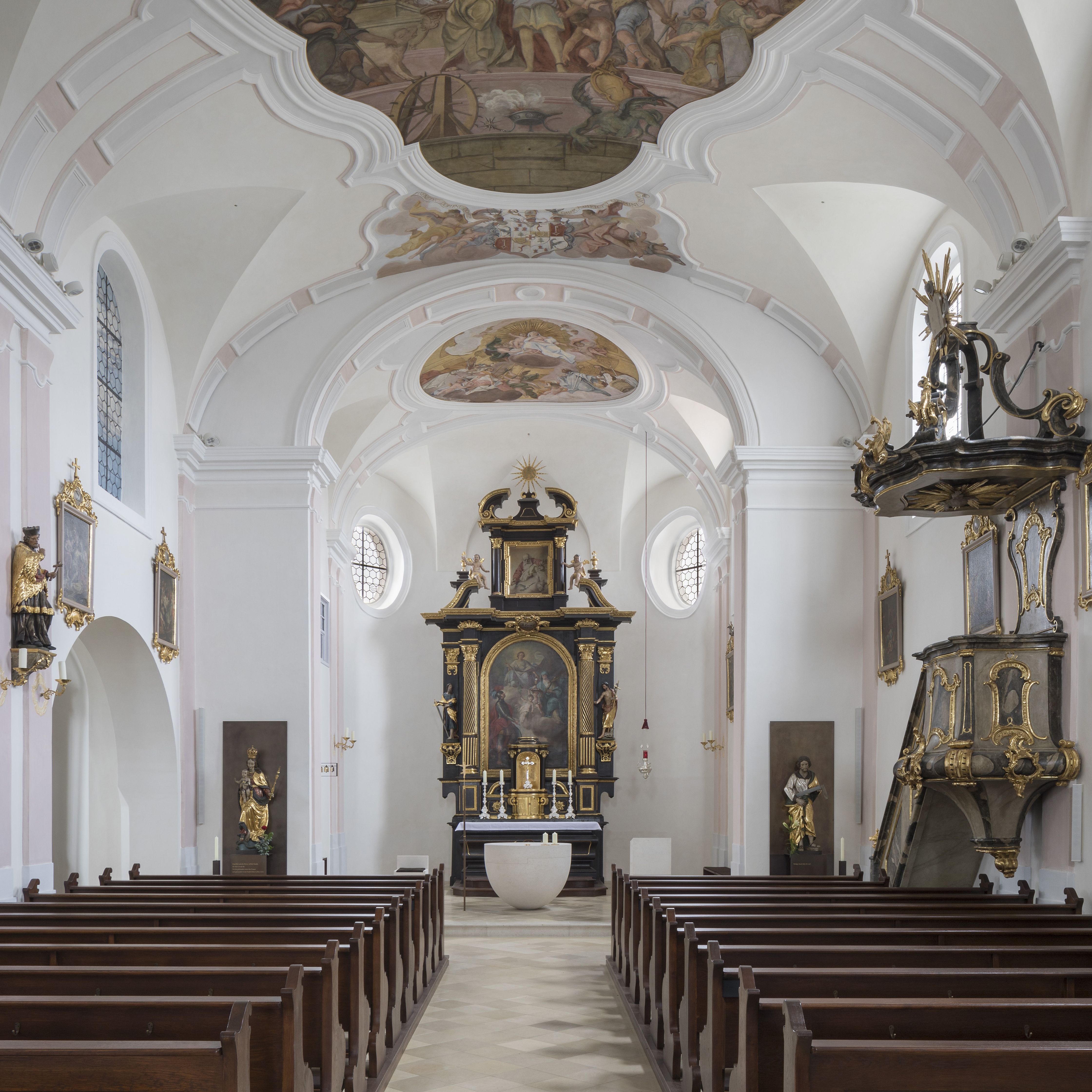 Altarraum der Kirche in Schwabelweis