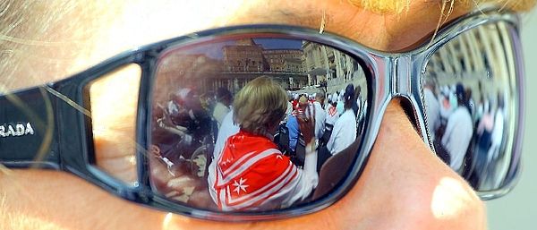 Bild einer Sonnenbrille, in der sich die Malteser Fahne spiegelt