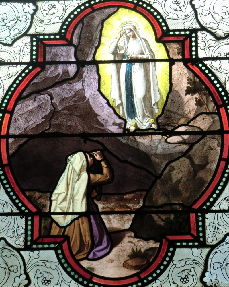 Glasfenster in der Basilika der Unbefleckten Empfängnis in Lourdes