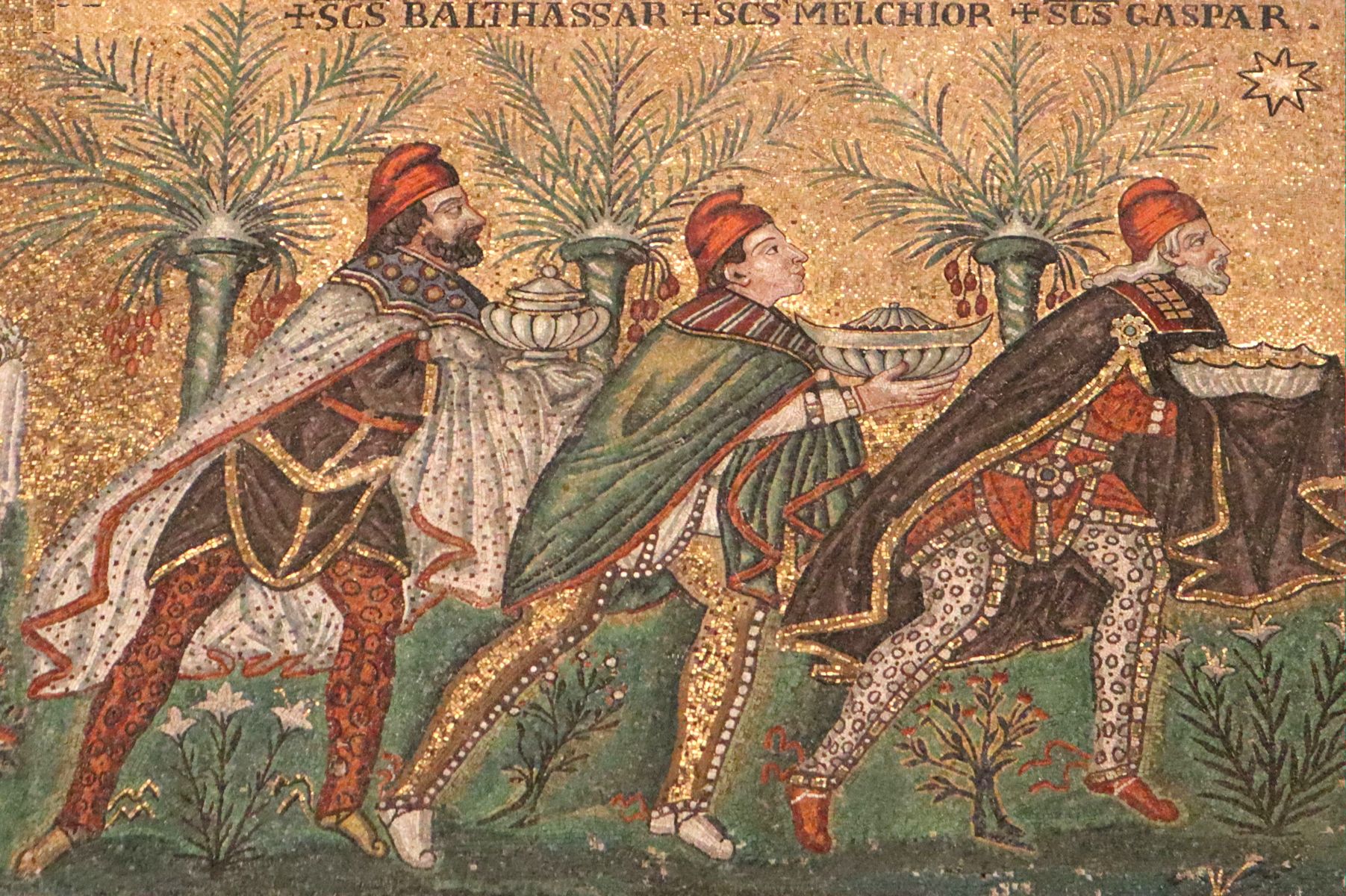 Mosaik: die Heiligen Drei Könige mit bunten Brokatstoffen, Bortenhosen, spitzen Schühchen und phrygischen Zipfelmützen als Zeichen ihrer Herkunft aus dem Osten, 5./6. Jahrhundert, in der Basilika Sant'Apollinare Nuovo in Ravenna