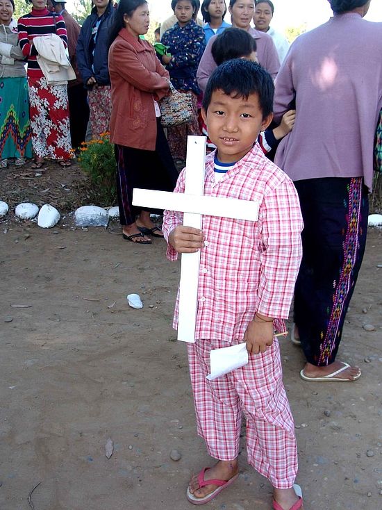 Myanmar Kind mit Kreuz