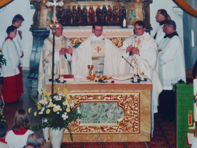 Pfarrer Andreas Weiß feiert die Heilige Messe