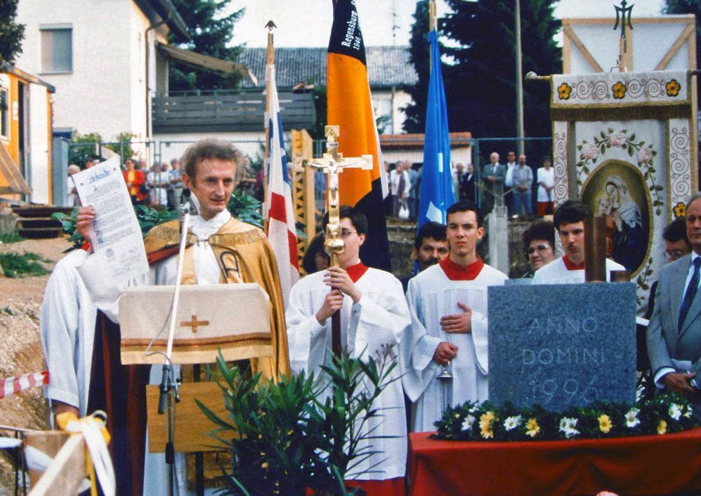 1996: Stadtdekan Möstl legt den Grundstein zum neuen Pfarrheim St. Wolfgang
