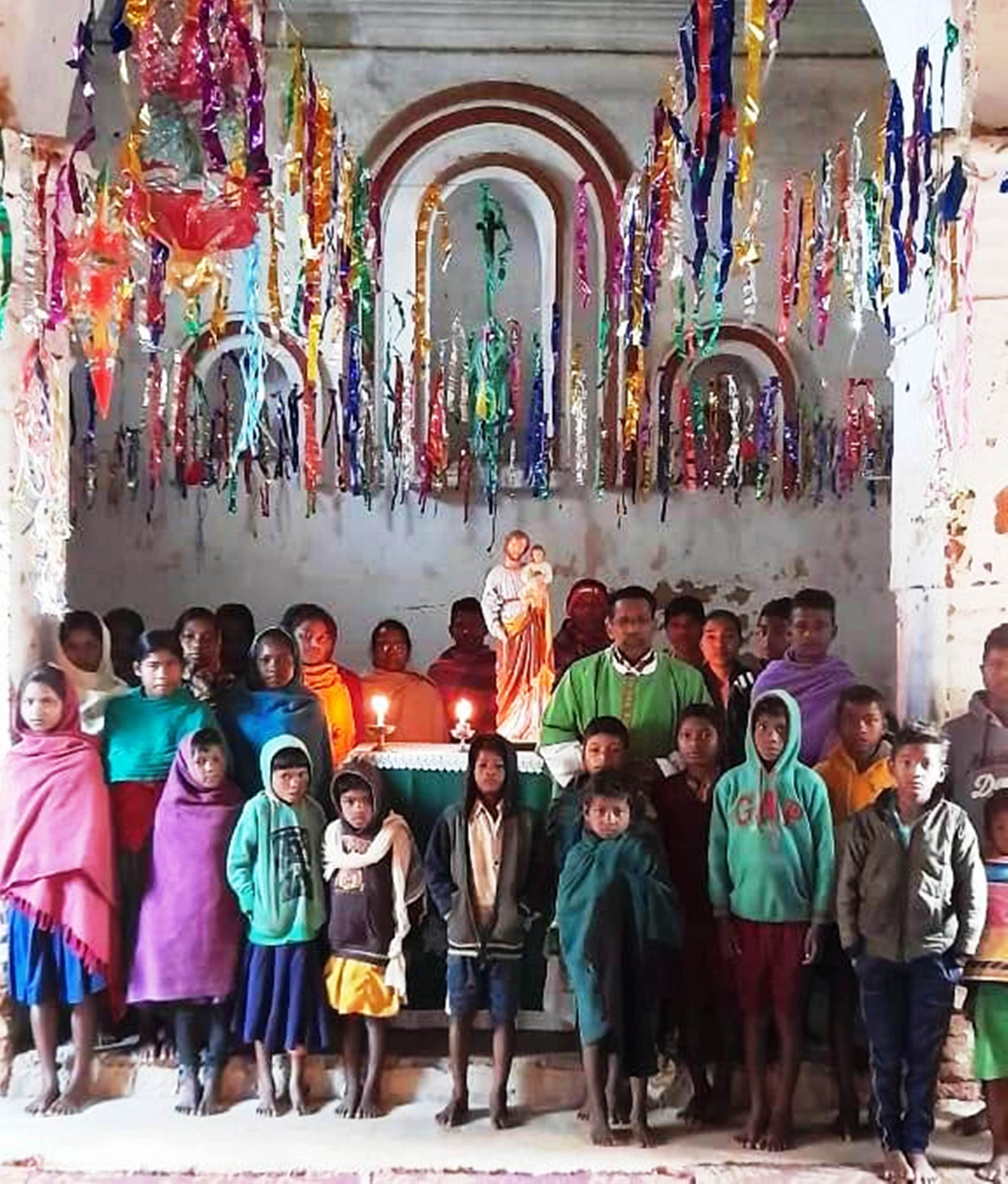 Pfarrer George Kerketta mit Jugendlichen der Pfarrei St. Josef in Dolda/Indien. © Kirche in Not 