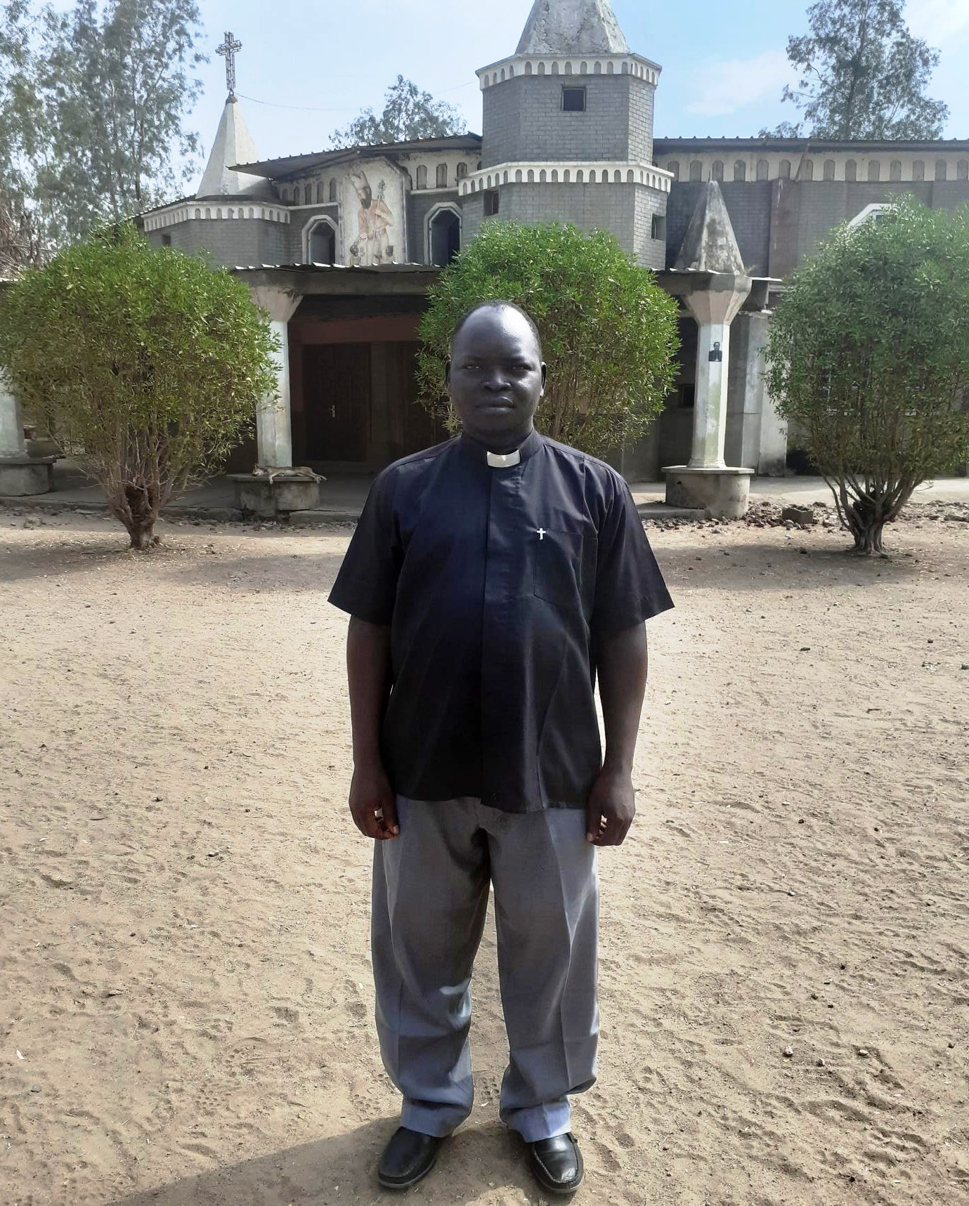 Pfarrer Ernest Adwok vor der Josefs-Kathedrale in Malakal/Südsudan. © Kirche in Not 