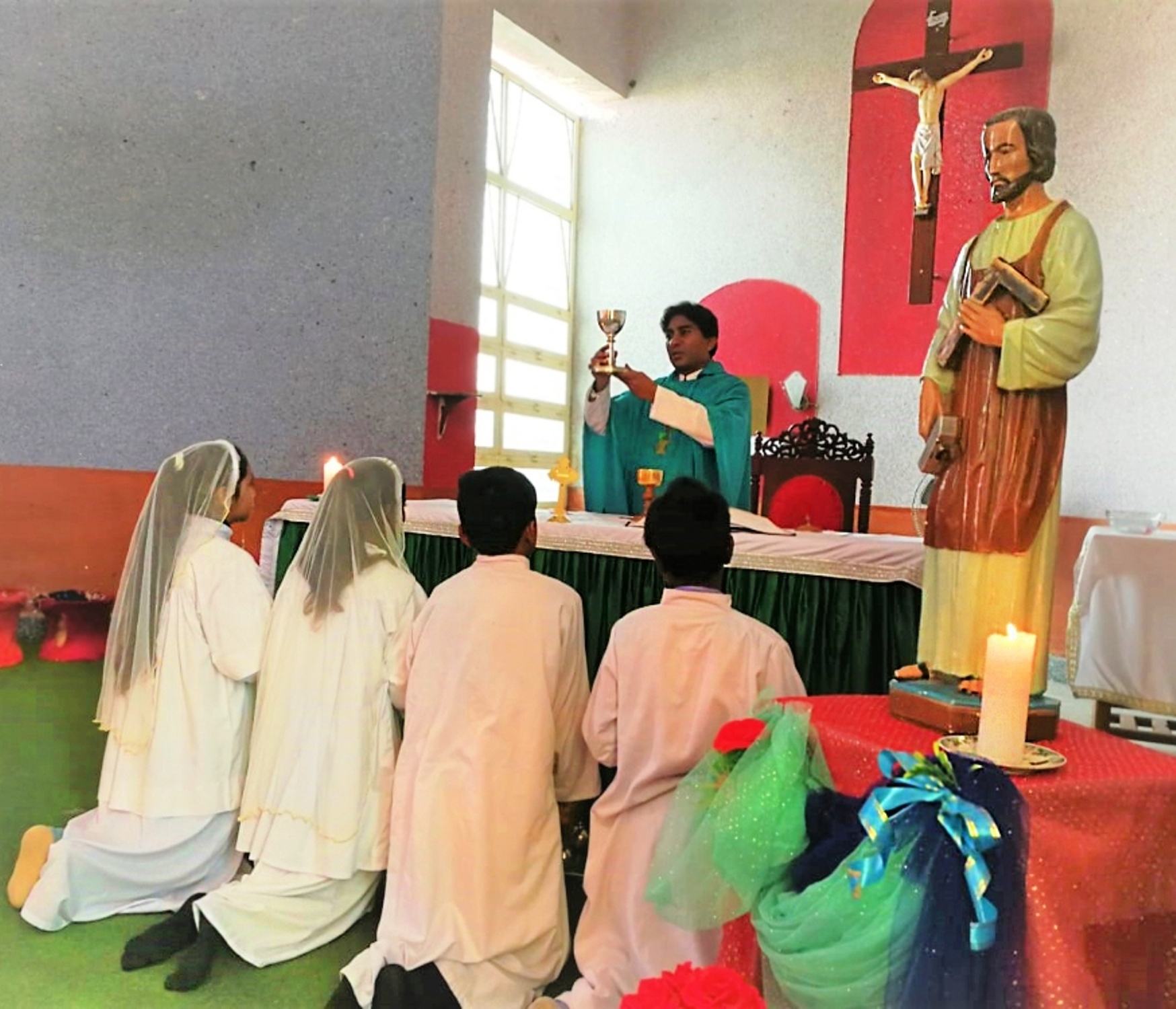 Ein Priester in Pakistan zelebriert die heilige Messe während des Josefsjahrs. © Kirche in Not. 