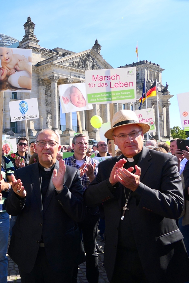 Diözesanbischof Rudolf Voderholzer applaudiert mit dem Görtlitzer Diözesanbischof Wolfgang Ipold bei der Kundgebung der Lebensschützer. 