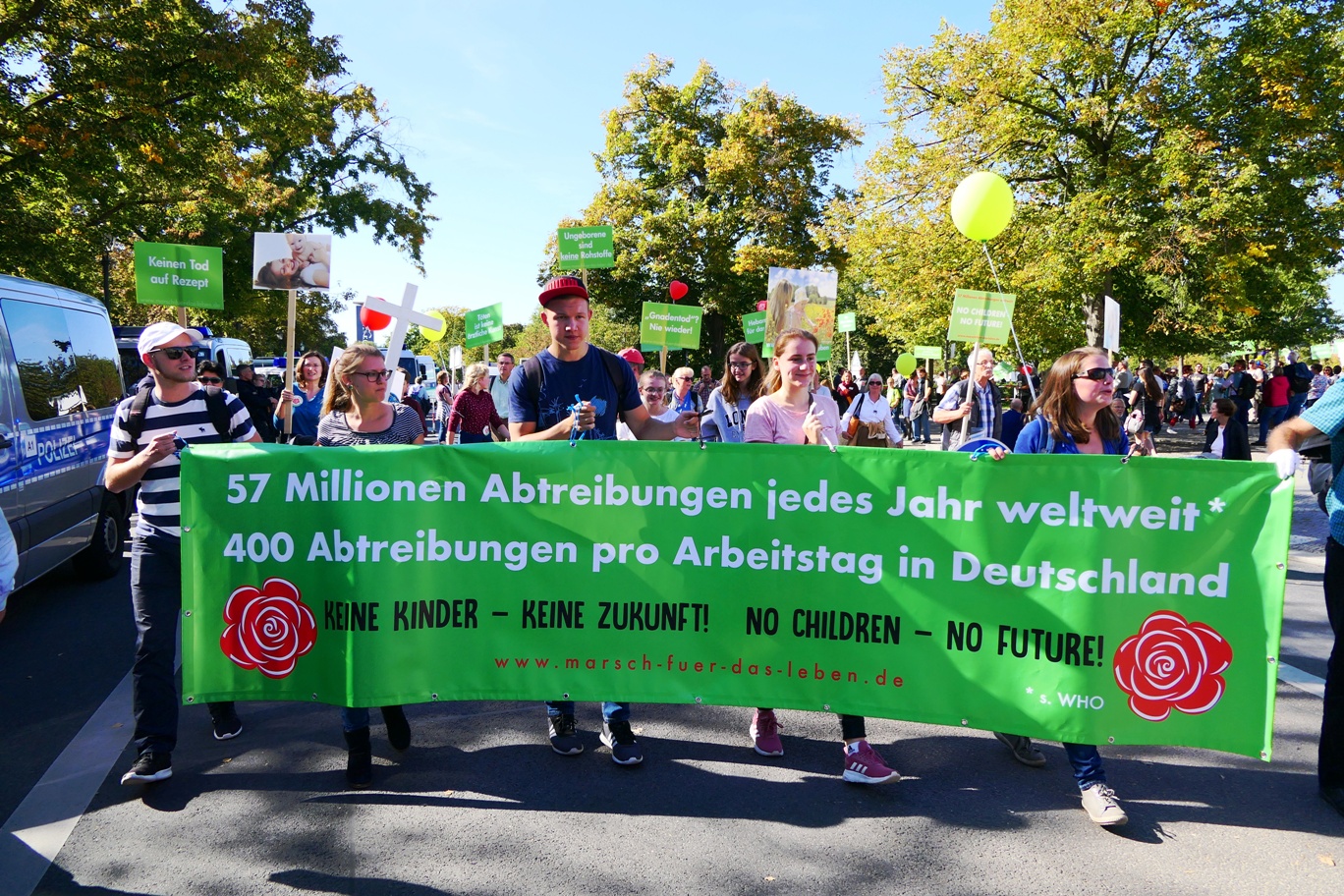 Marsch für das Leben 2019 durch Berlin mit großen Transparenten. 