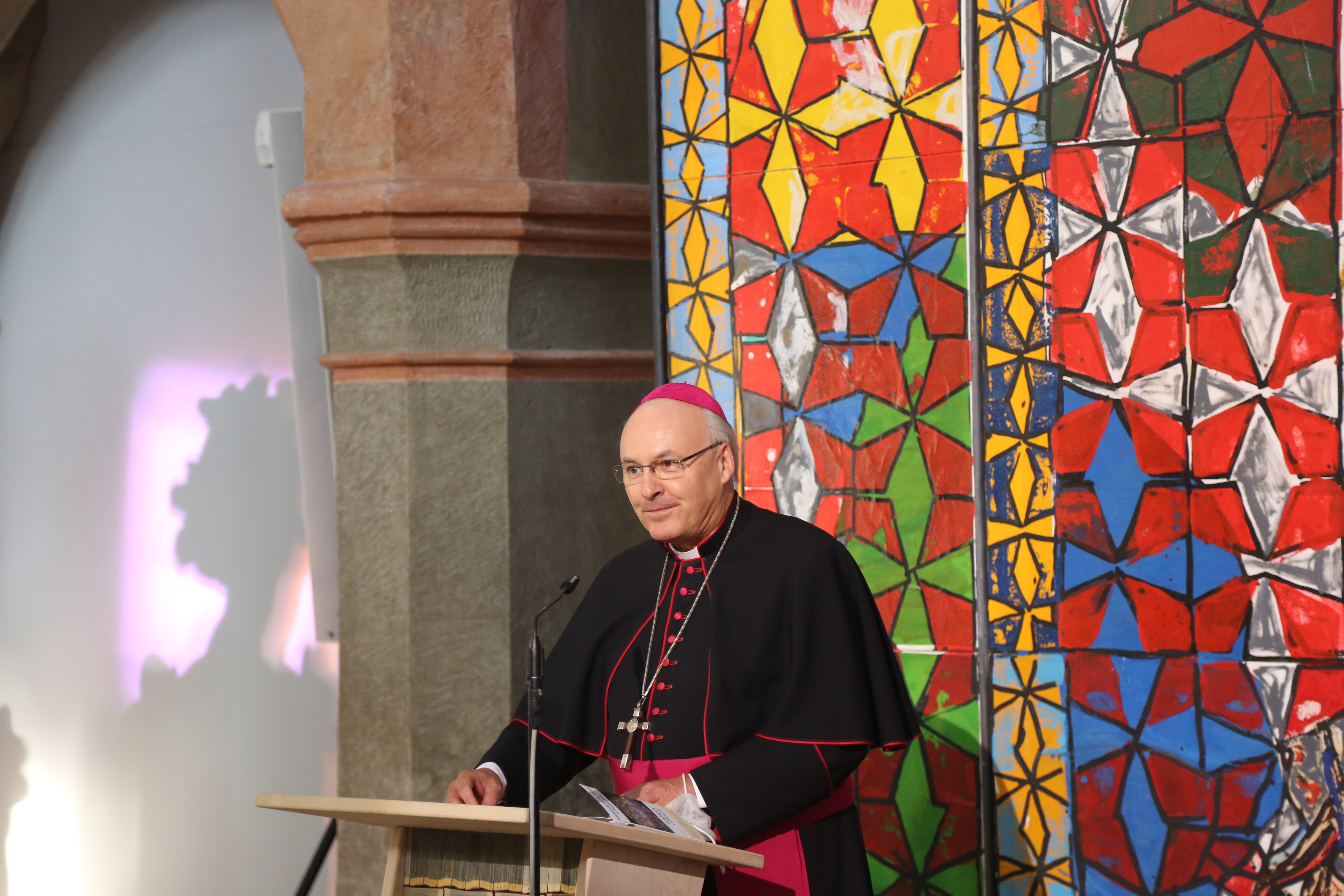 Bischof Rudolf eröffnet die Ausstellung "Der göttliche Funke II".