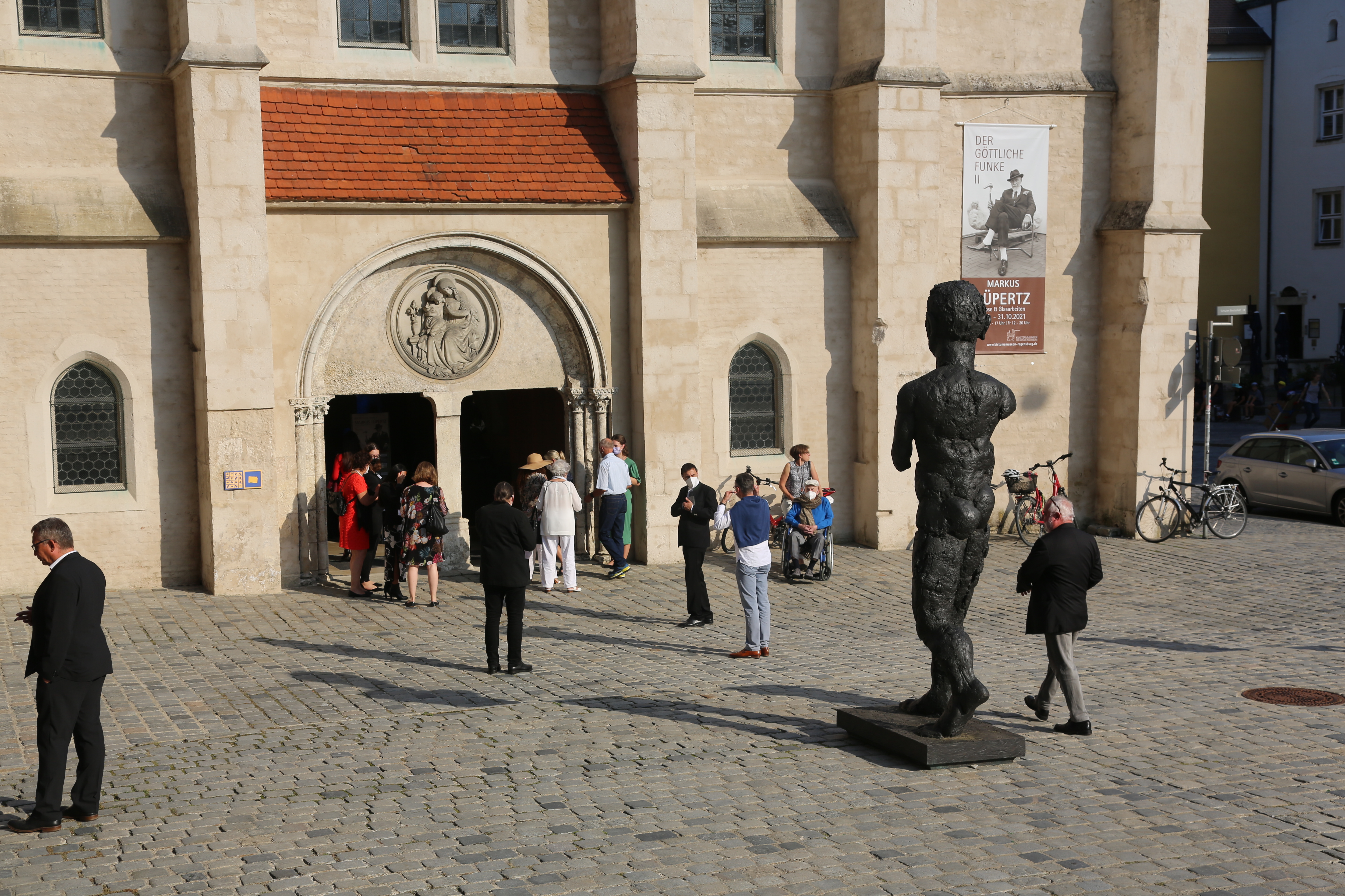 Vor St. Ulrich gab die überlebensgroße Bronzeskulptur "Achill" einen Vorgeschmack für die am Freitag eröffnete Ausstellung.