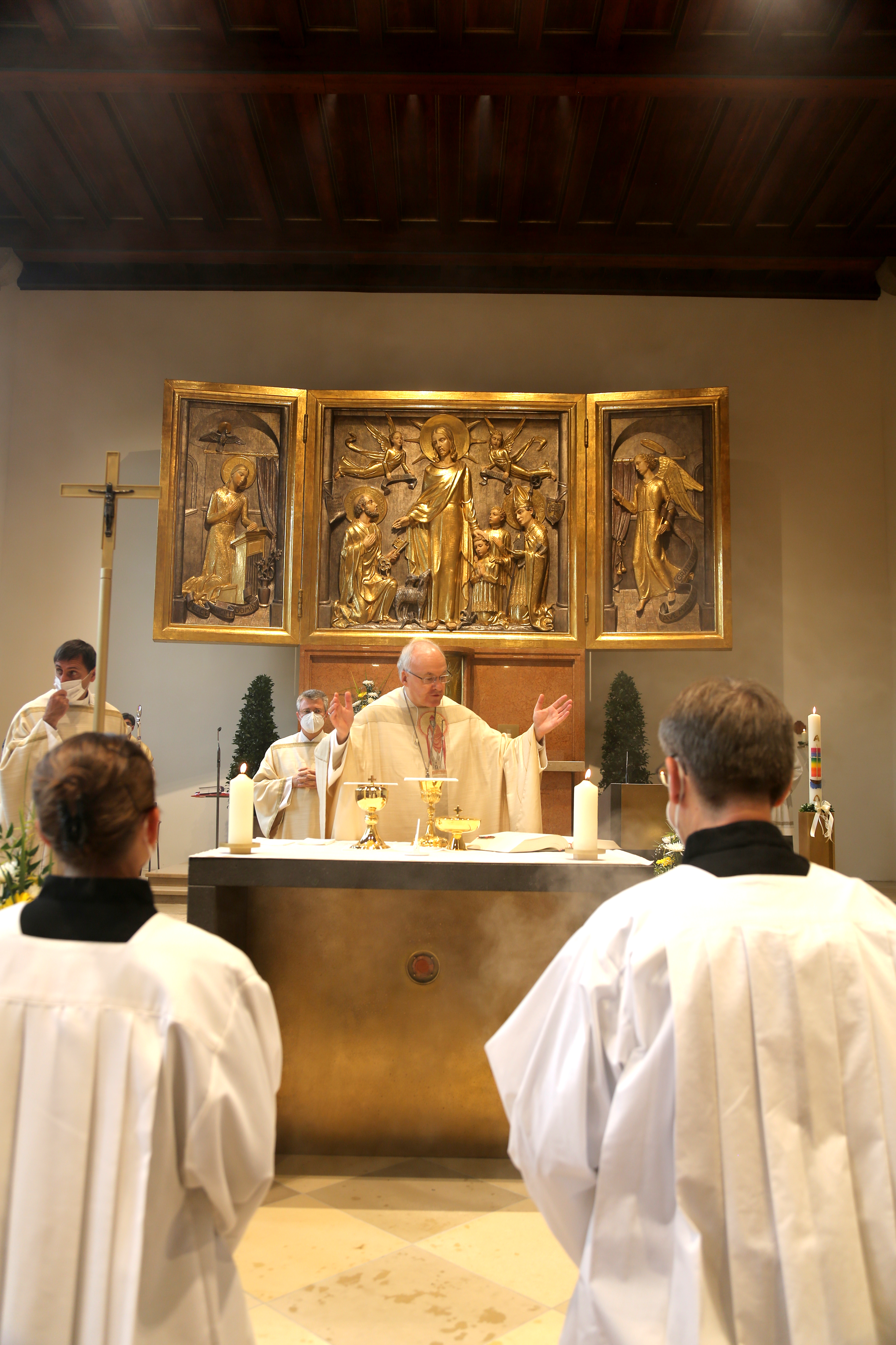 Bischof Rudolf Voderholzer feierte eine heilige Messe am neuen Altar in der Hauskapelle des DZO.