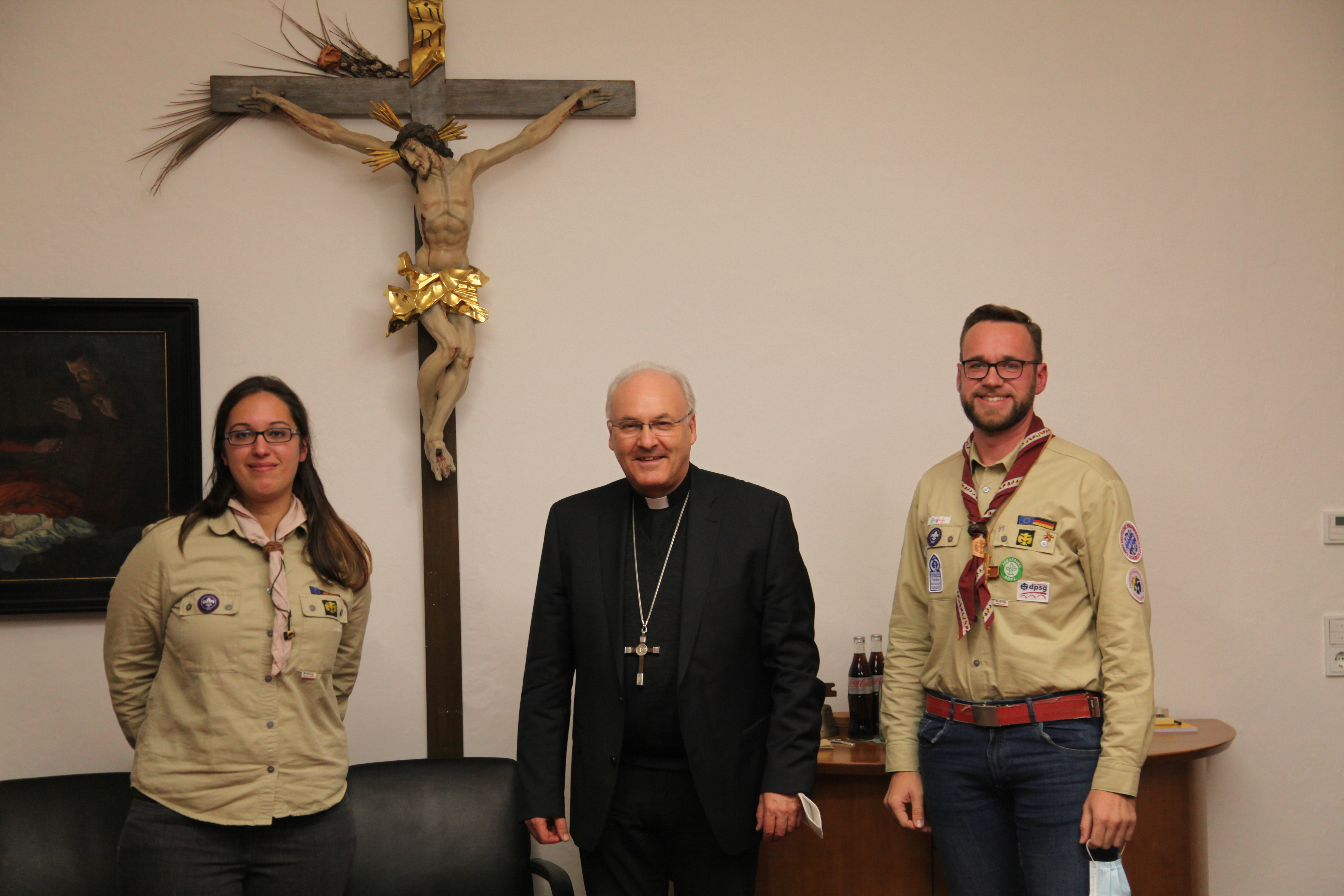 Bischof Rudolf zusammen mit Julia Bauer und Lucas Lobmeier von der DPSG.