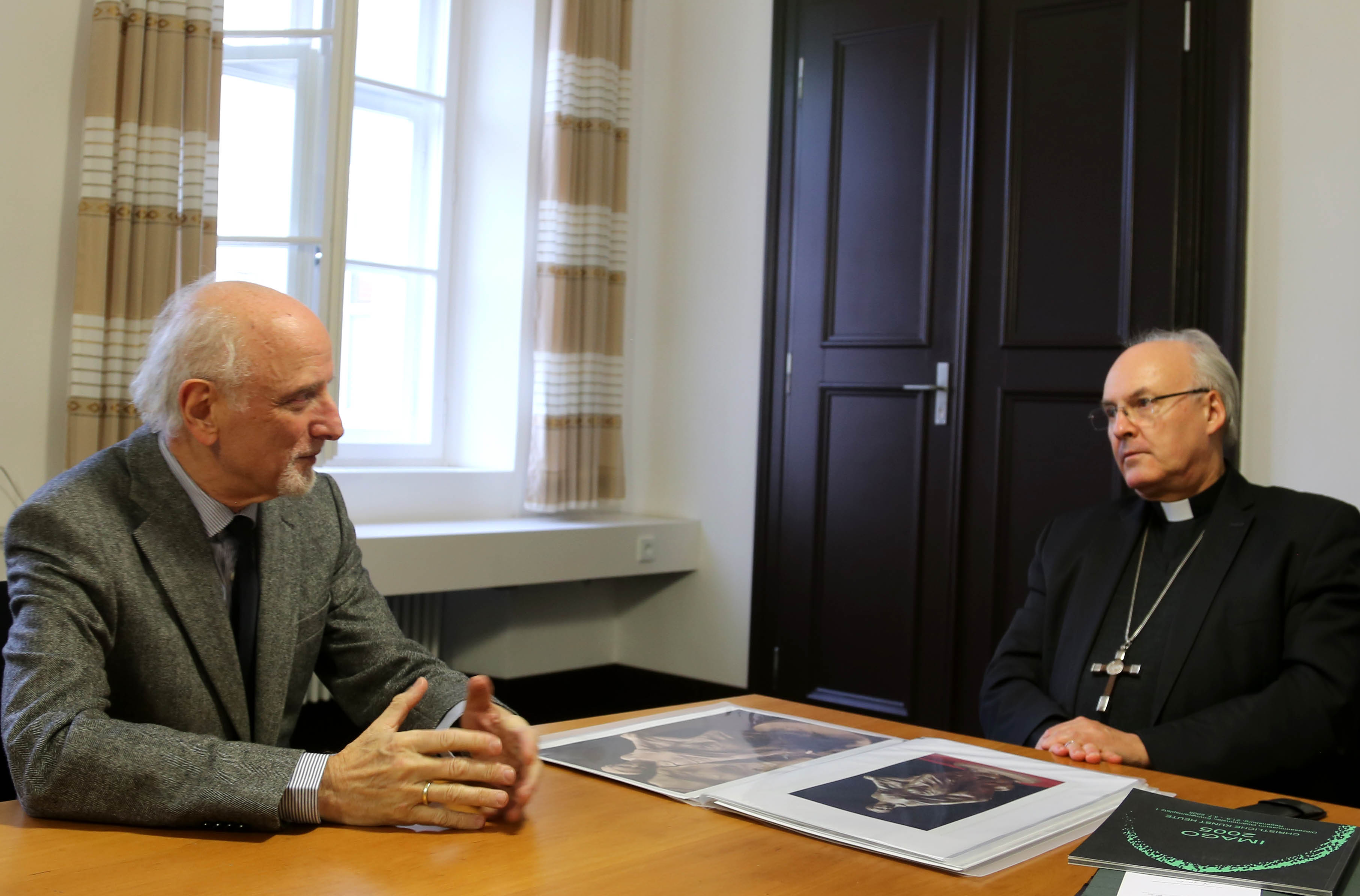 Bischof Rudolf Voderholzer trifft sich mit dem Künstler Michael Fuchs