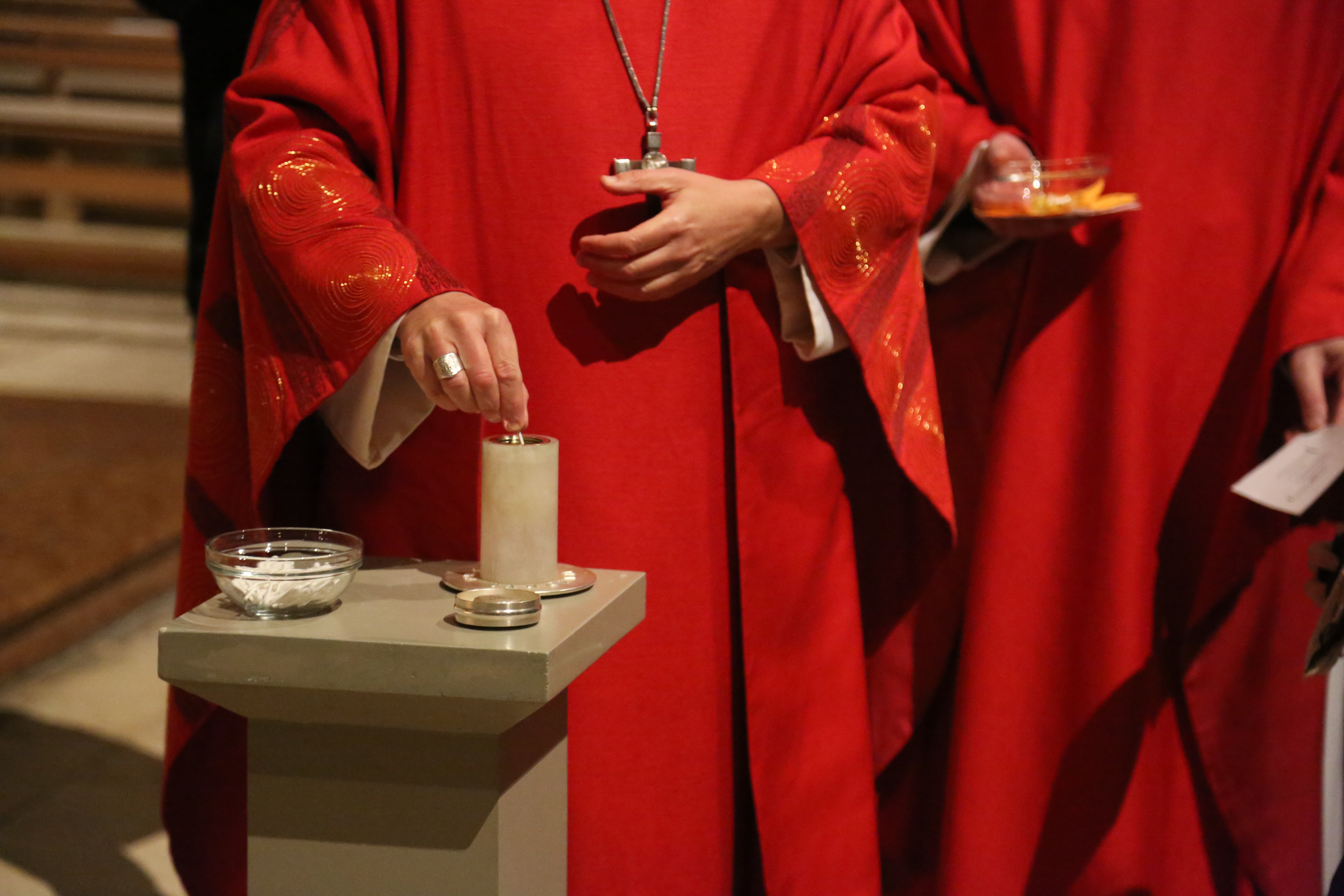 Mithilfe eines Stäbchens salbte der Bischof die Schülerinnen mit dem Chrisamöl.