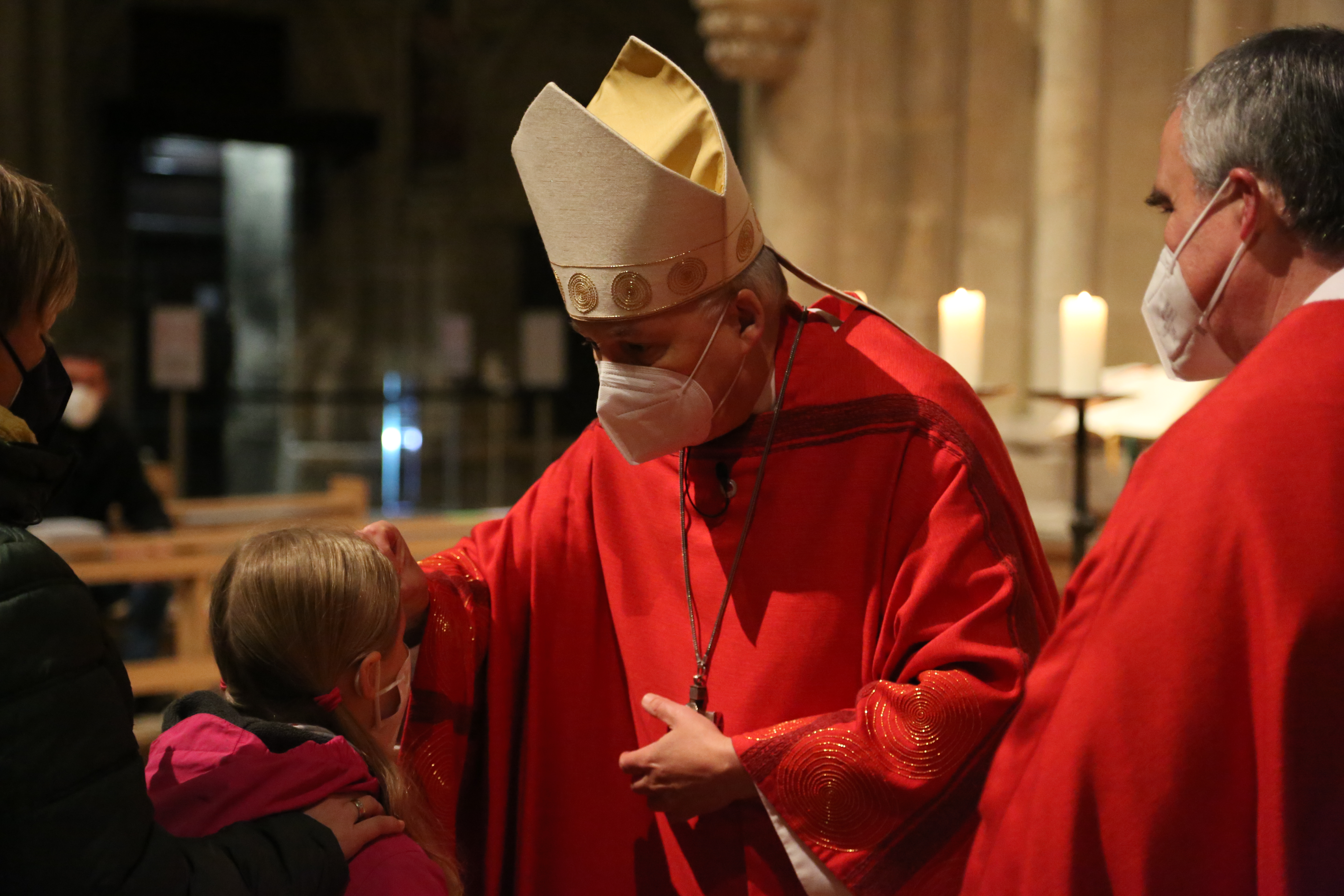 Bischof Rudolf salbt ein Mädchen.