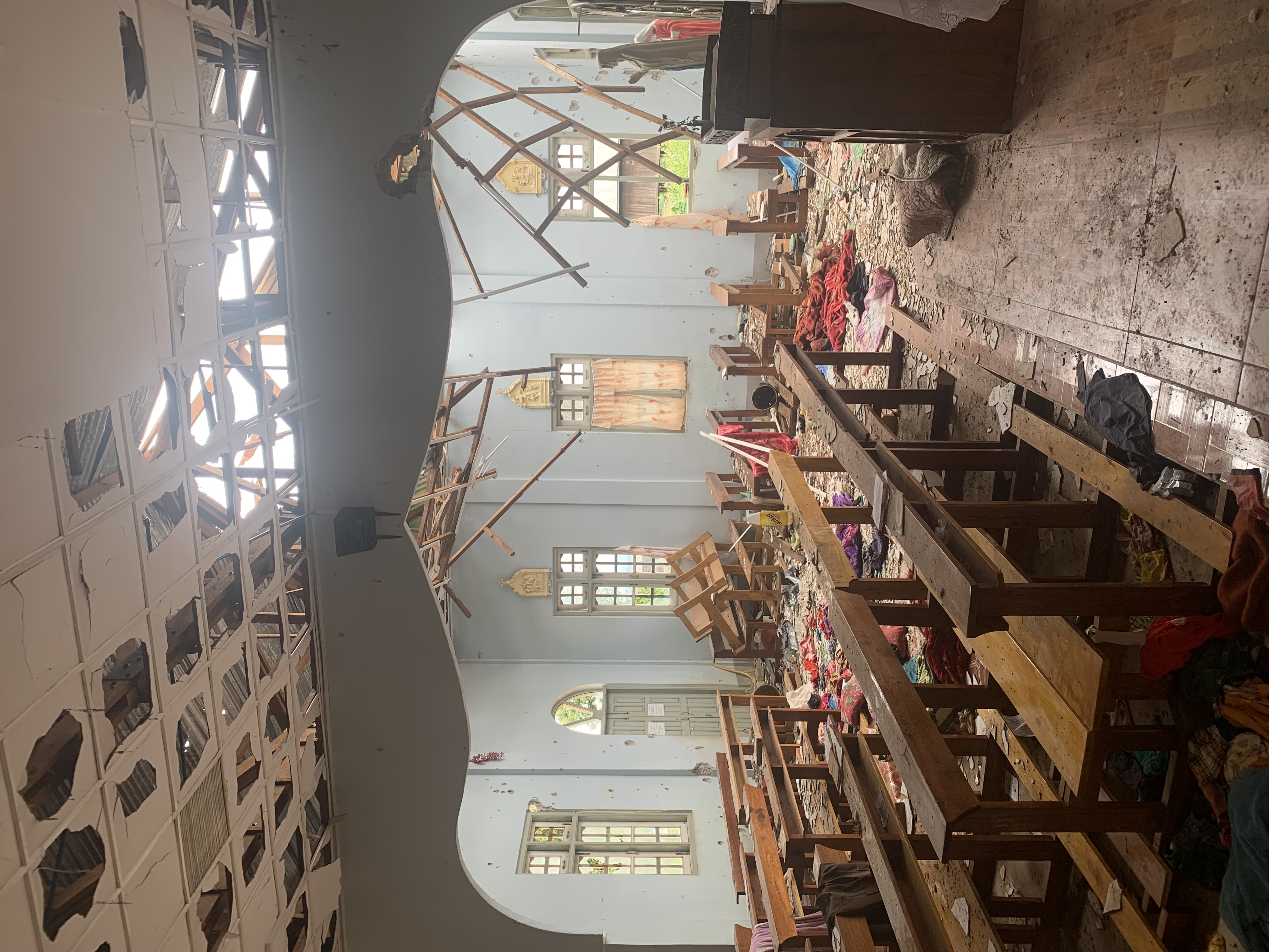Ein zerstörter Kirchenraum mit eingestürztem Dach.