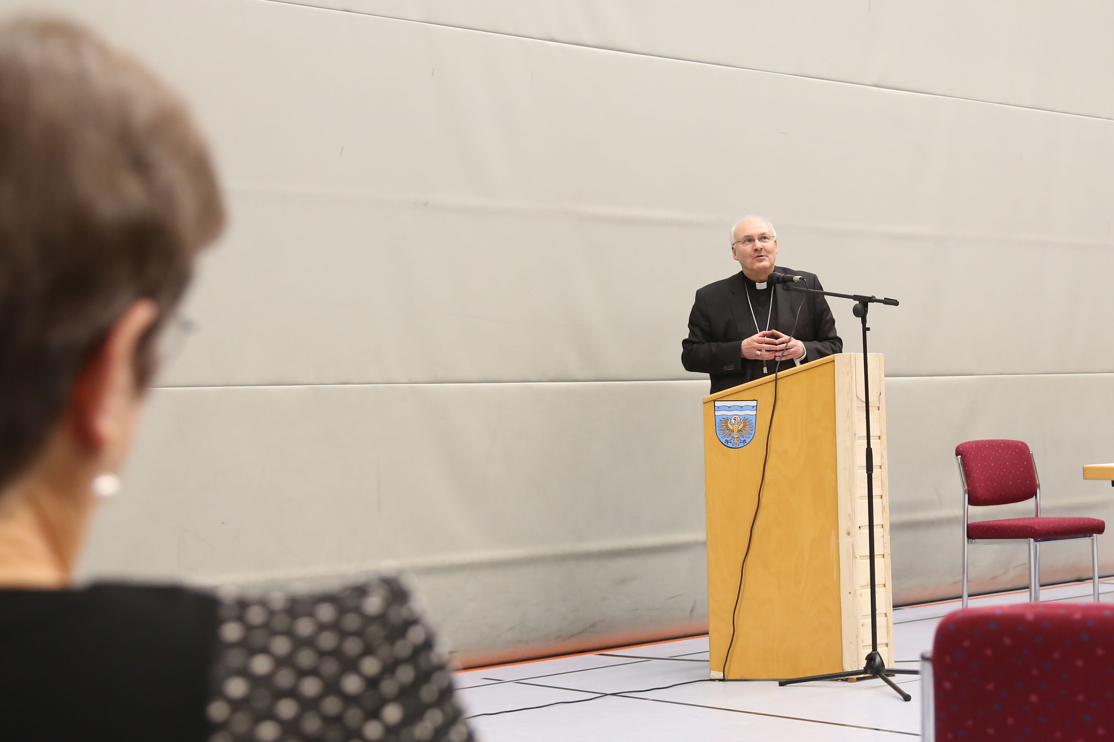 Bischof Voderholzer beim Podiumsgespräch über den Glauben in Großmehring.
