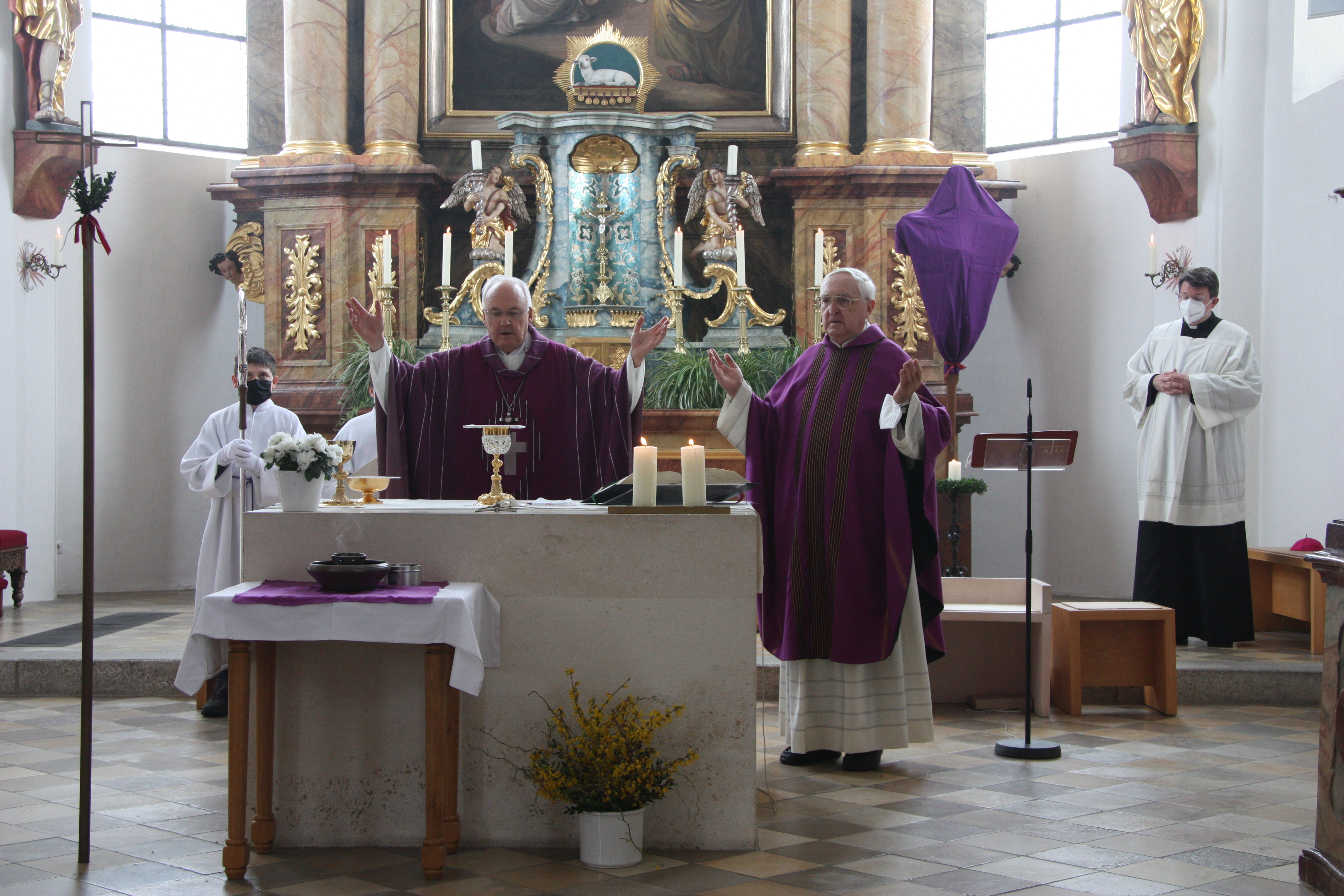 Am Altar Bischof Rudolf, Pfarrer Schober, Dr. Ackermann (im Hintergrund)