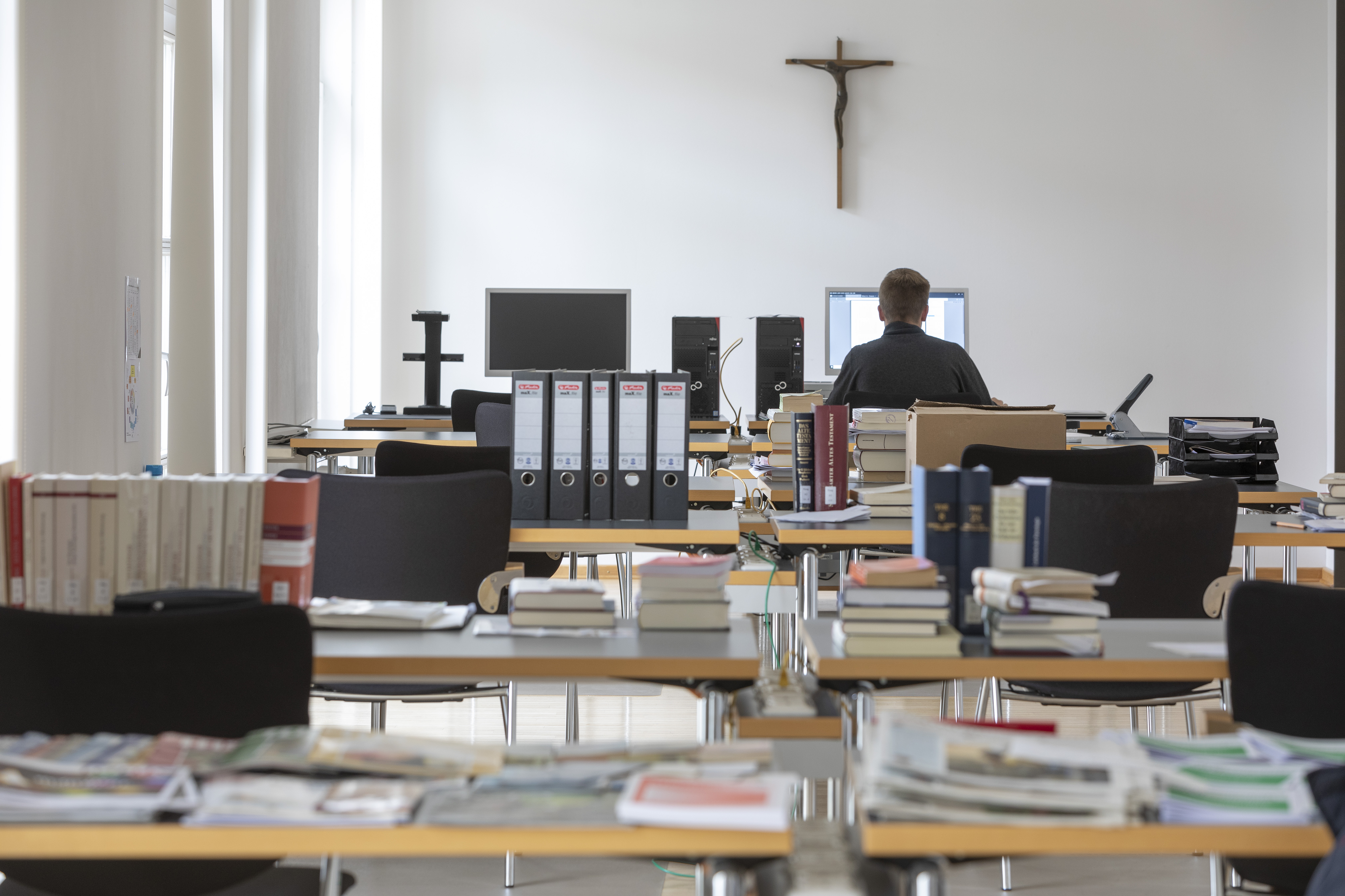 Seminarist sitzt am Computer im Lesesaal