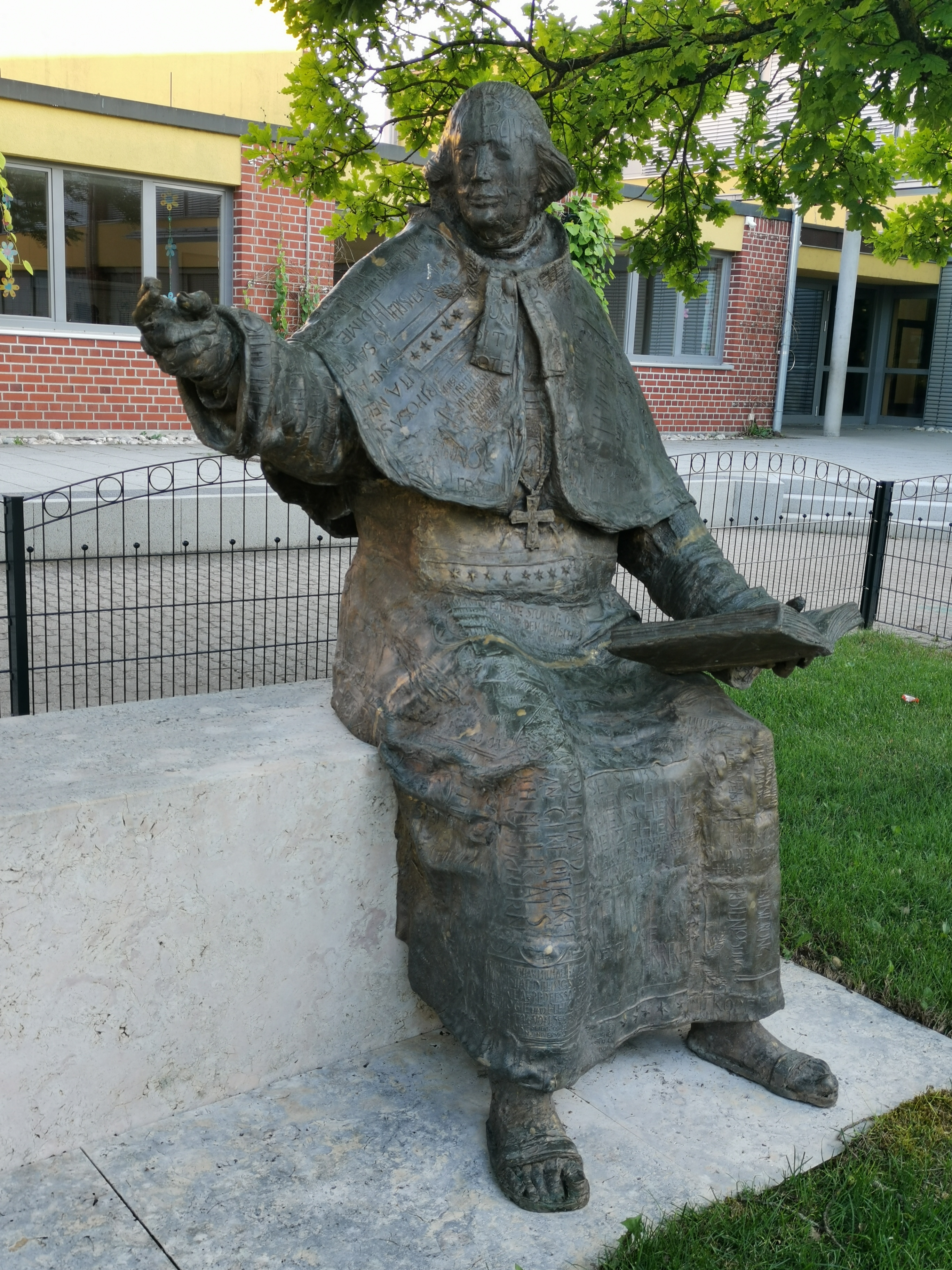 Der frühere Bischof von Regensburg als Weggefährte der Kinder: Statue vor der Johann-Michael-Sailer-Grundschule in Barbing (Lkr. Regensburg), Foto: Maria König