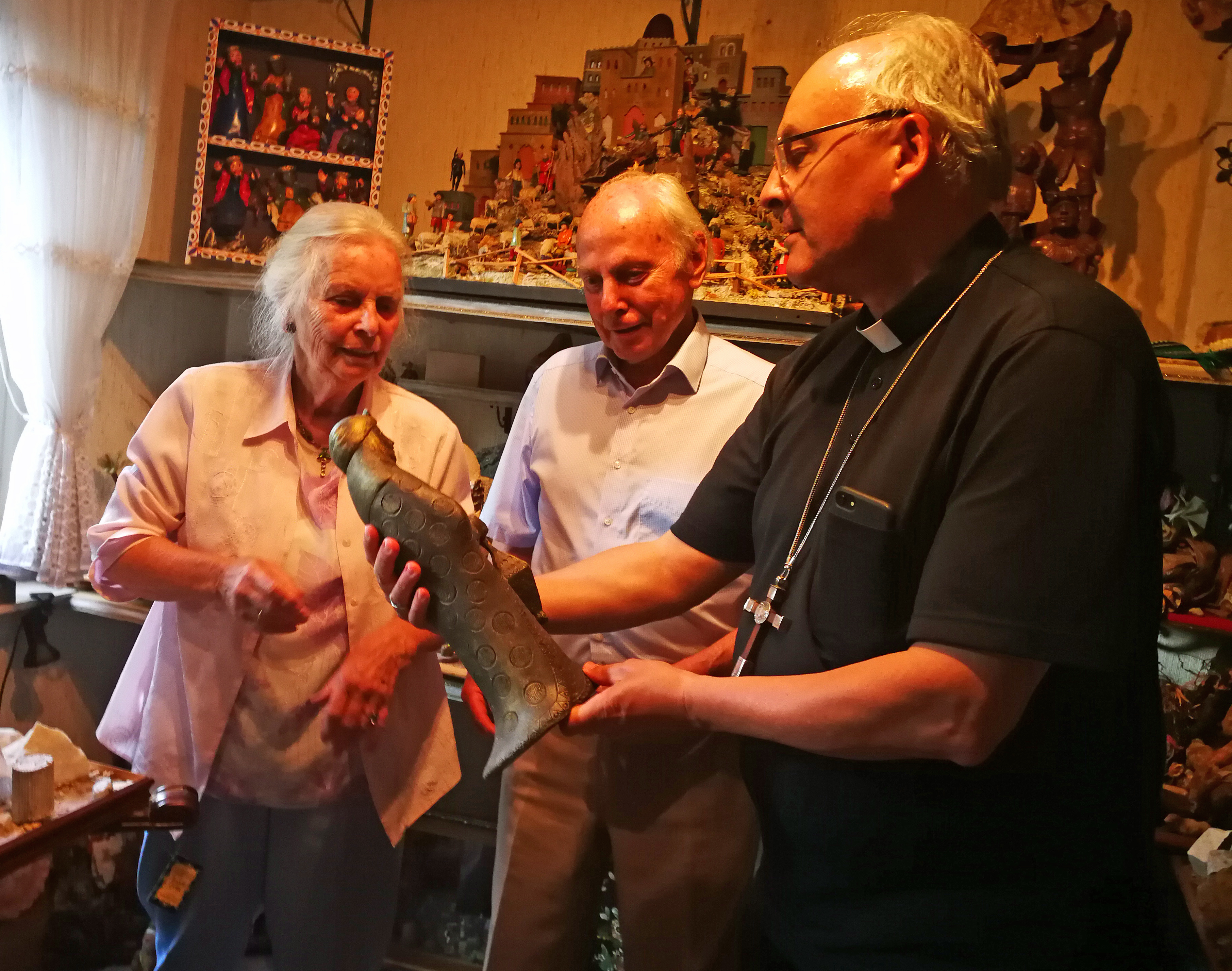 Sieglinde und Udo Hergesell führten Bischof Rudolf durch ihre umfangreiche Sammlung von historischen Krippen bis zu zeitgenössischen Werken. 	Foto: Maria Baumann