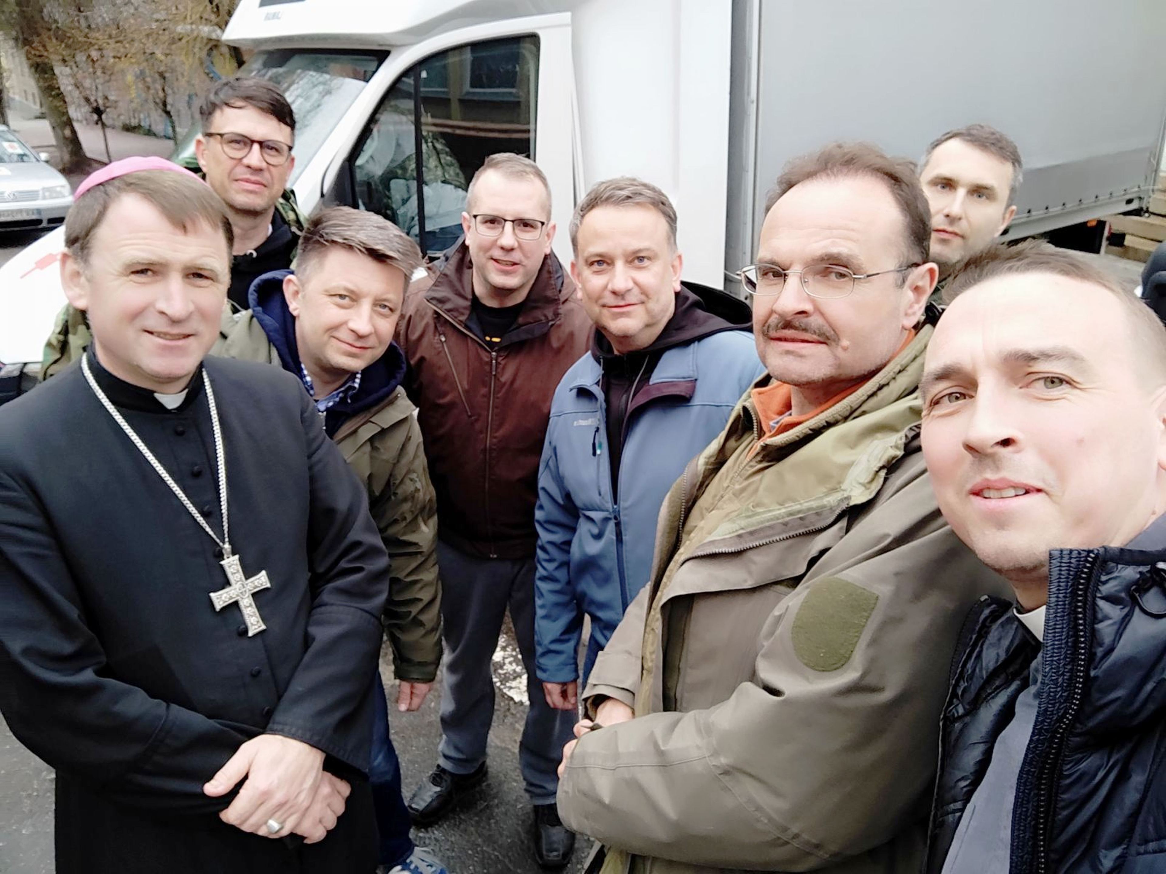 Bischof Honcharuk mit freiwilligen Helfern