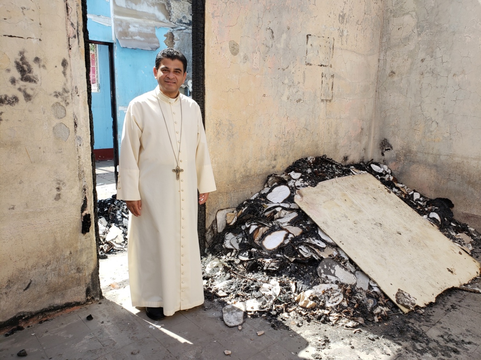 Bischof Álvarez in einer zerstörten karitativen Einrichtung seiner Diözese Matagalpa. © KIRCHE IN NOT