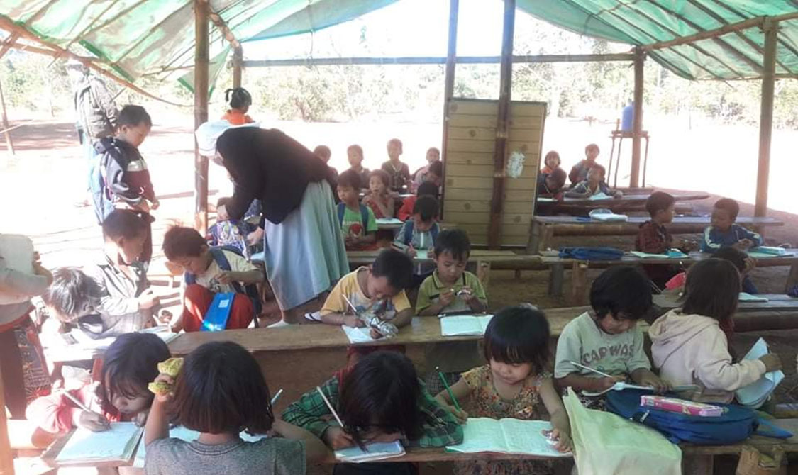 Schwestern unterrichten in einer Behelfsschule in einem Flüchtlingslager.