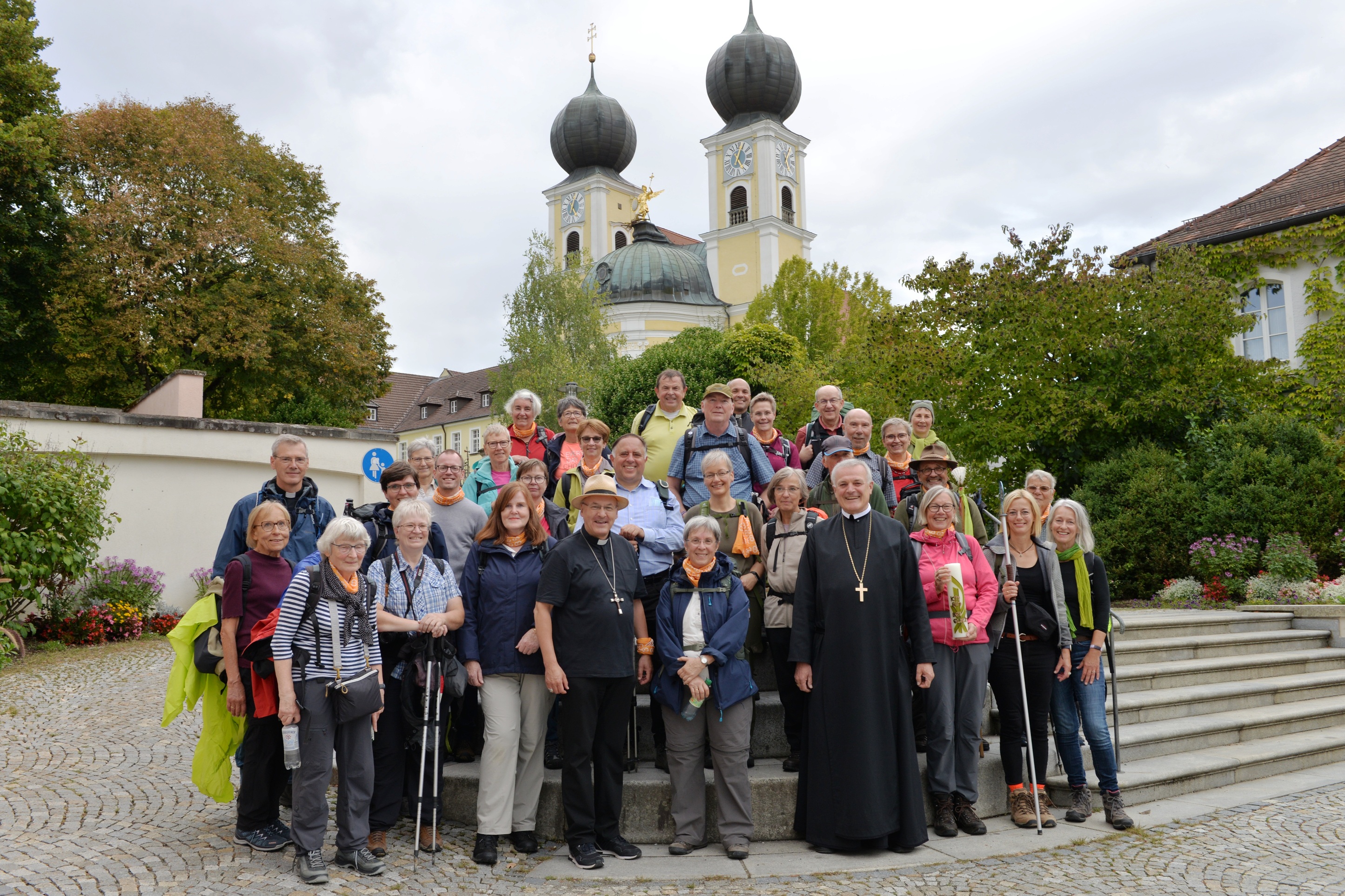 Gruppenbild vor dem Kloster Metten