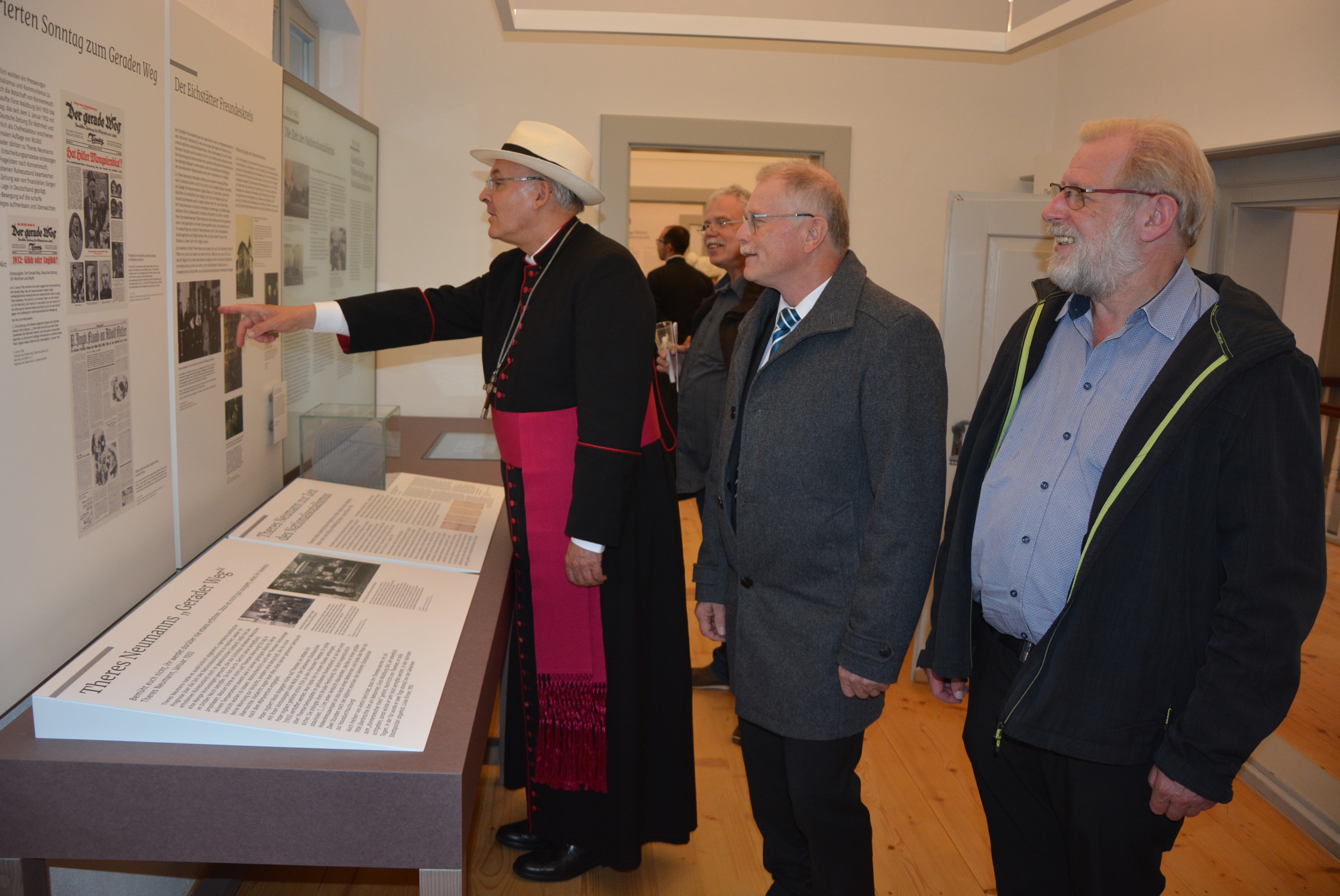 Im kürzlich eröffneten Theres Neumann-Museum, wohin Bürgermeister Max Bindl und Pater Benedikt Leitmayr den Bischof begleiteten, werden sehr viele Informationen zu Leben und Wirken der Rest geboten.