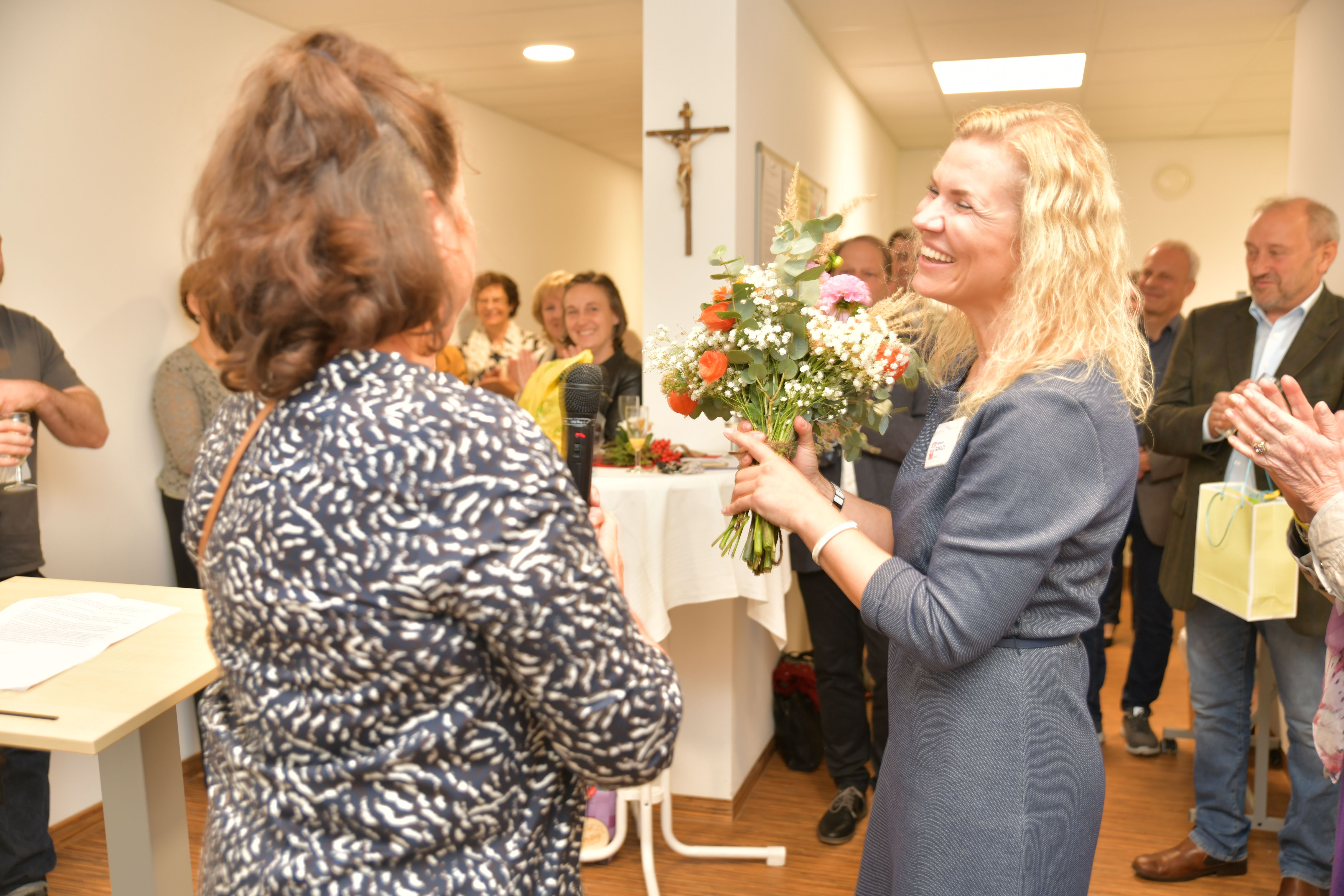 Gabriele Dotzer (li.), die Leiterin der Caritas-Schwangerenberatung für die Diözese Regensburg, bedankt sich bei Raimunda Schulze. Bild: Andreas Pastuska