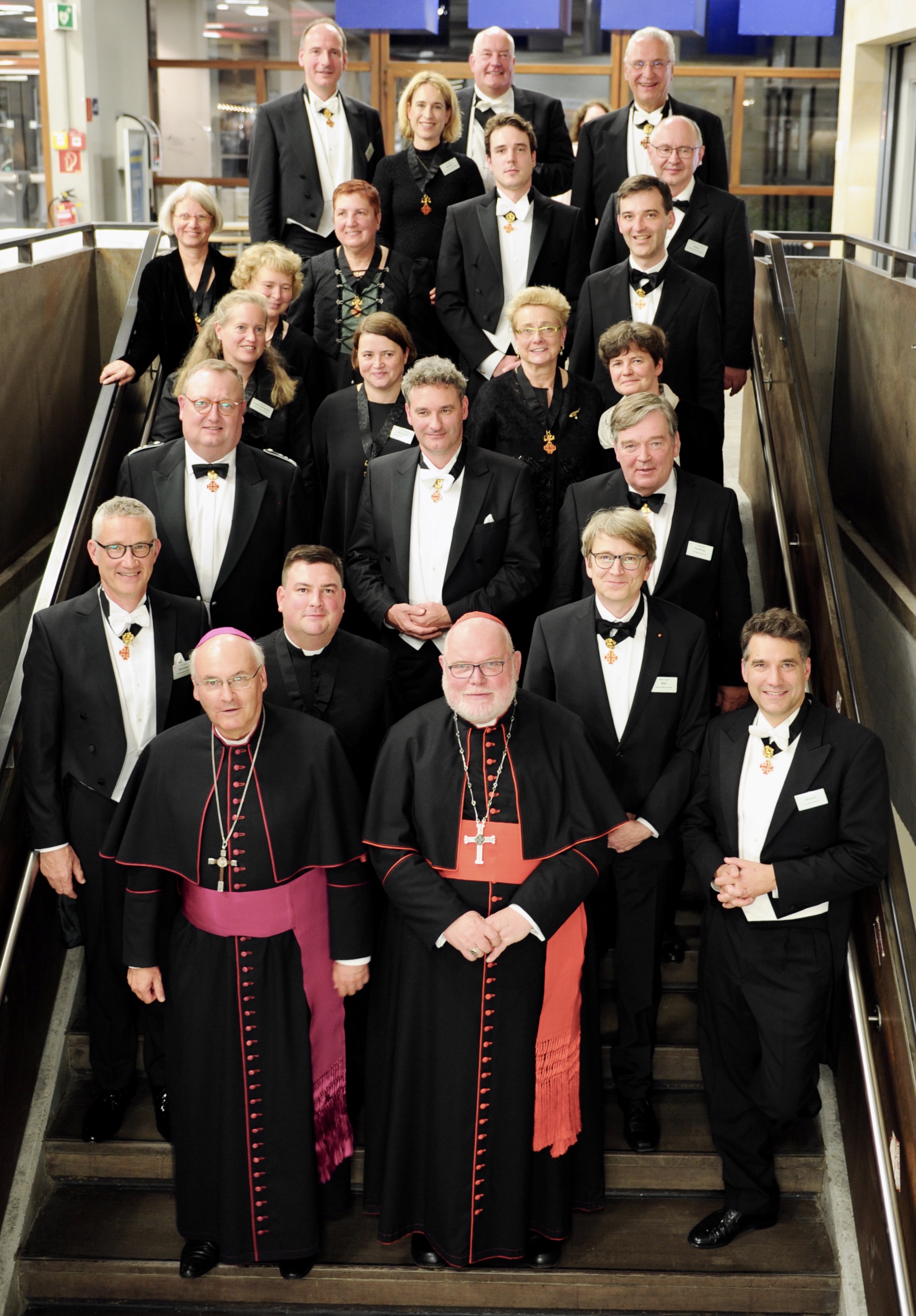 Großprior Kardinal Marx, Bischof Dr. Voderholzer beim Gruppenbild mit den Neuaufgenommenen. Das Bild entstand beim Festabend in der Mensa der Universität Regensburg.