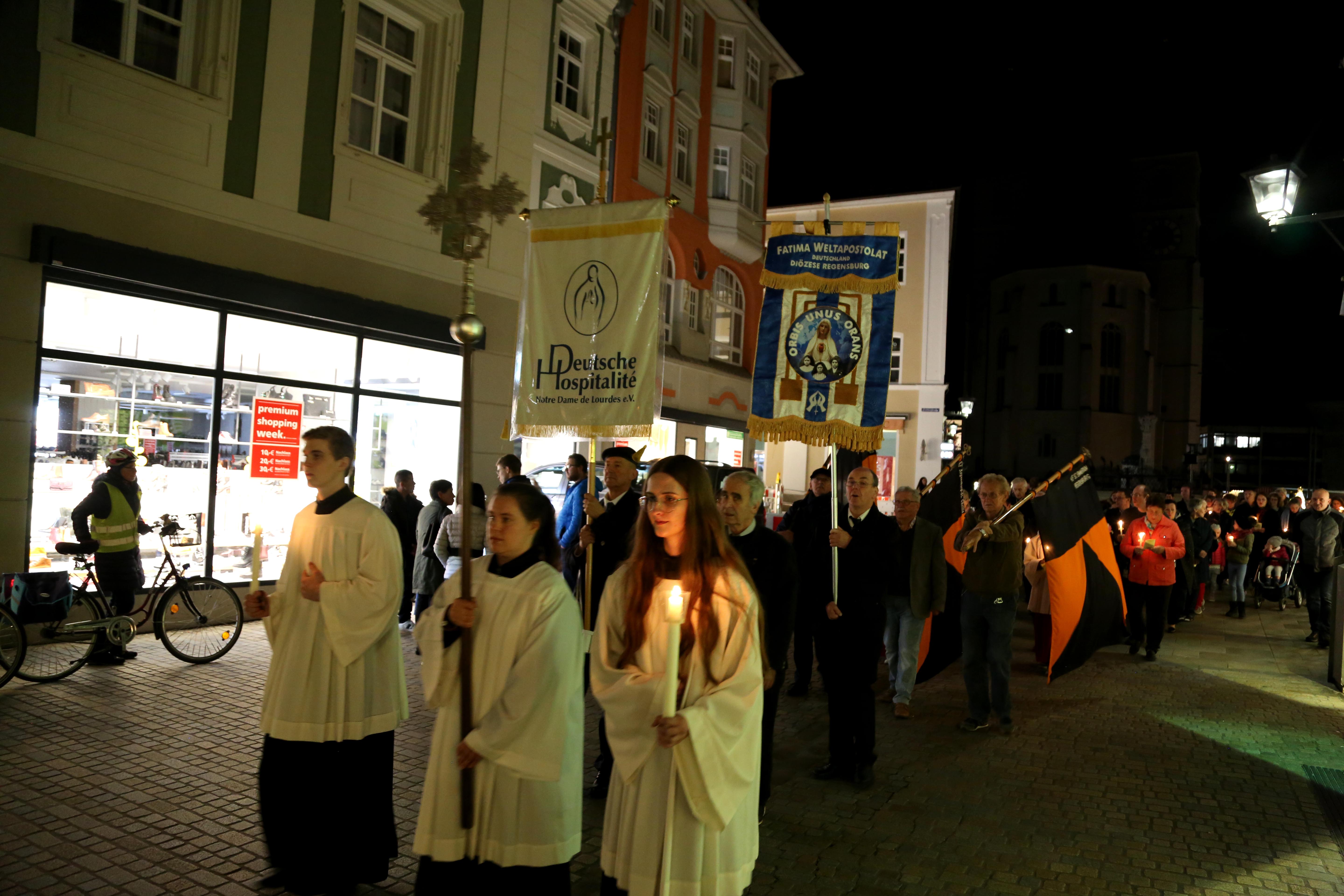 Rosenkranzgebet und Lichterprozession durch Regensburg