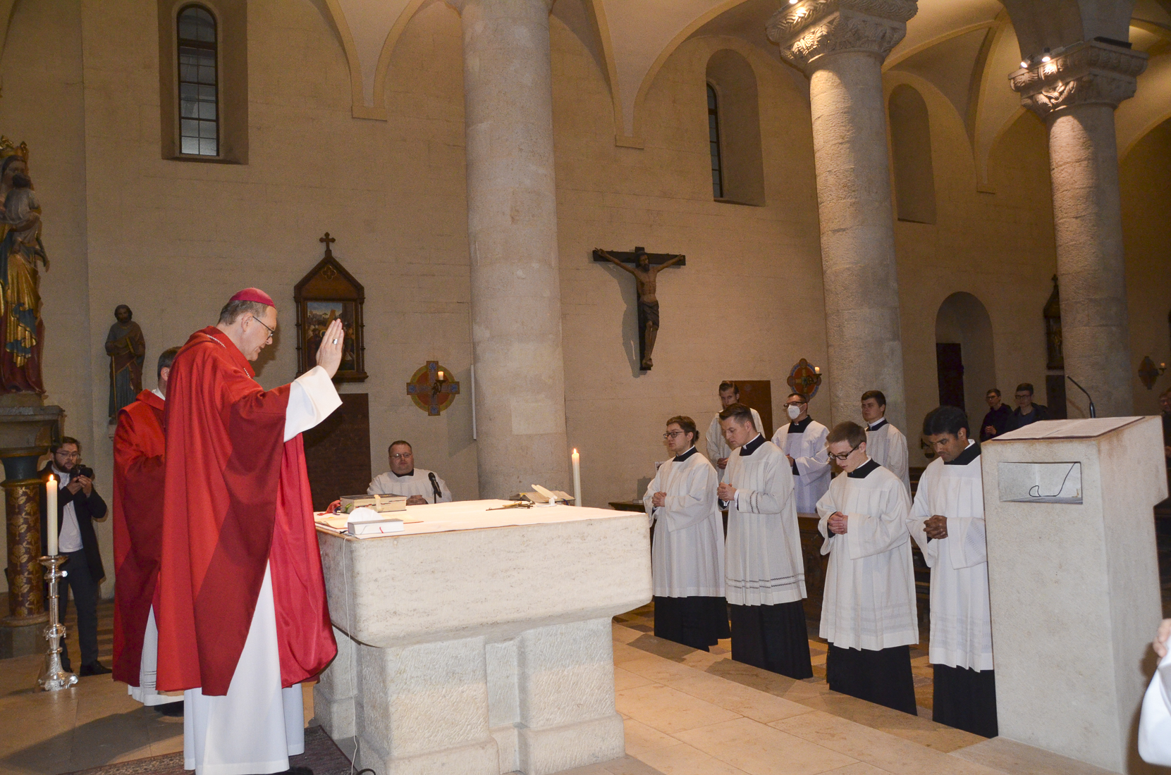 Weihbischof Dr. Josef Graf sprach ein Gebet über die vier Seminaristen.