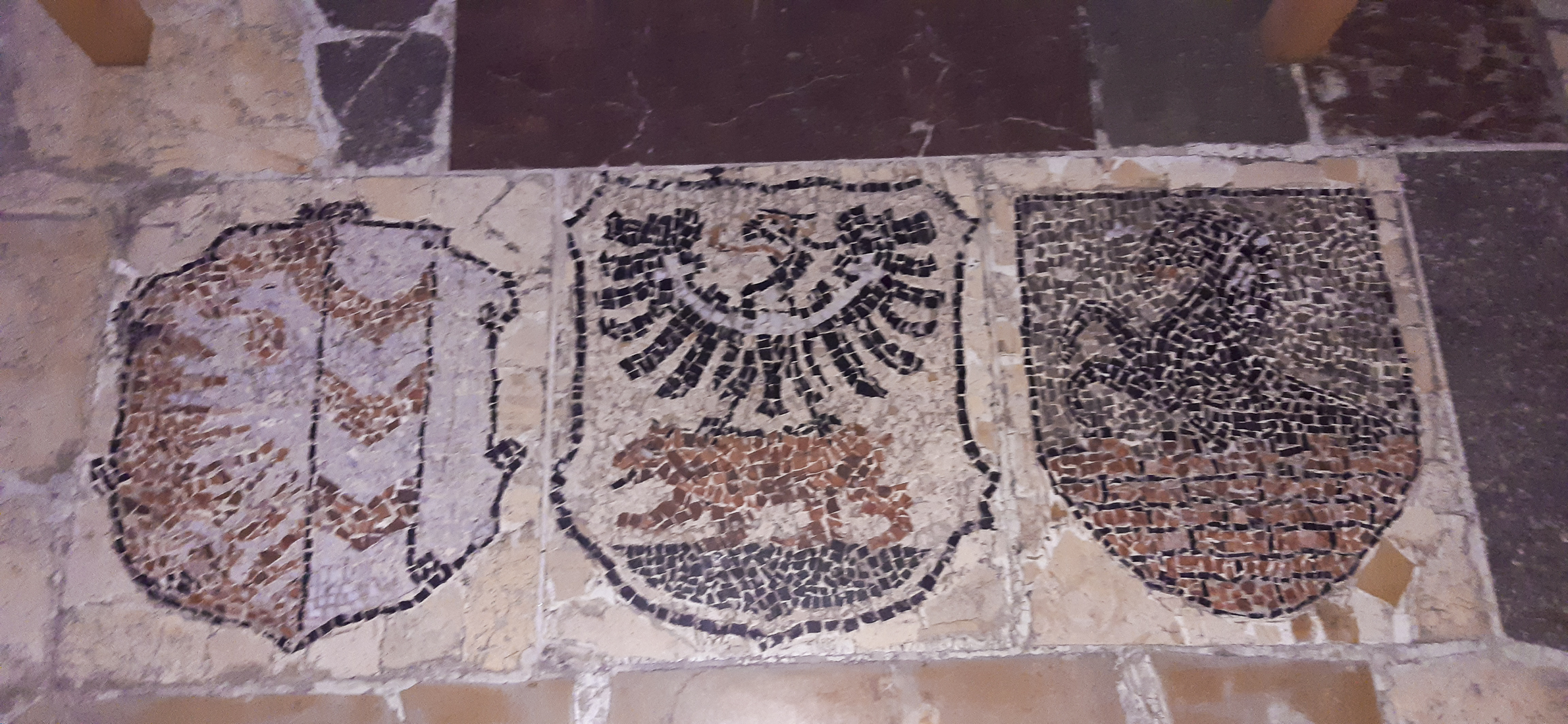 Die Wappen in der Neutraublinger Kirche