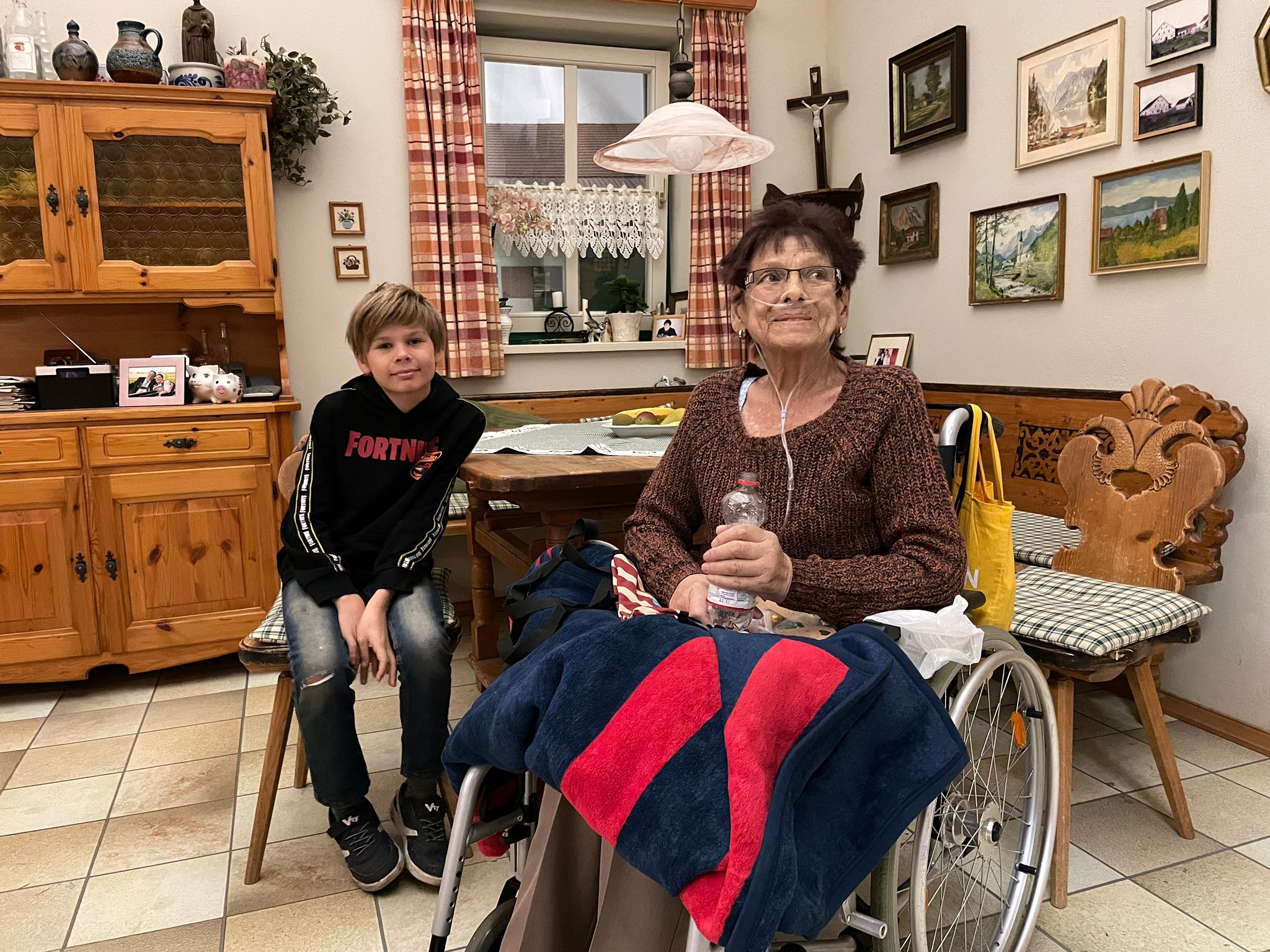 Oma Renate mit Enkel Jan