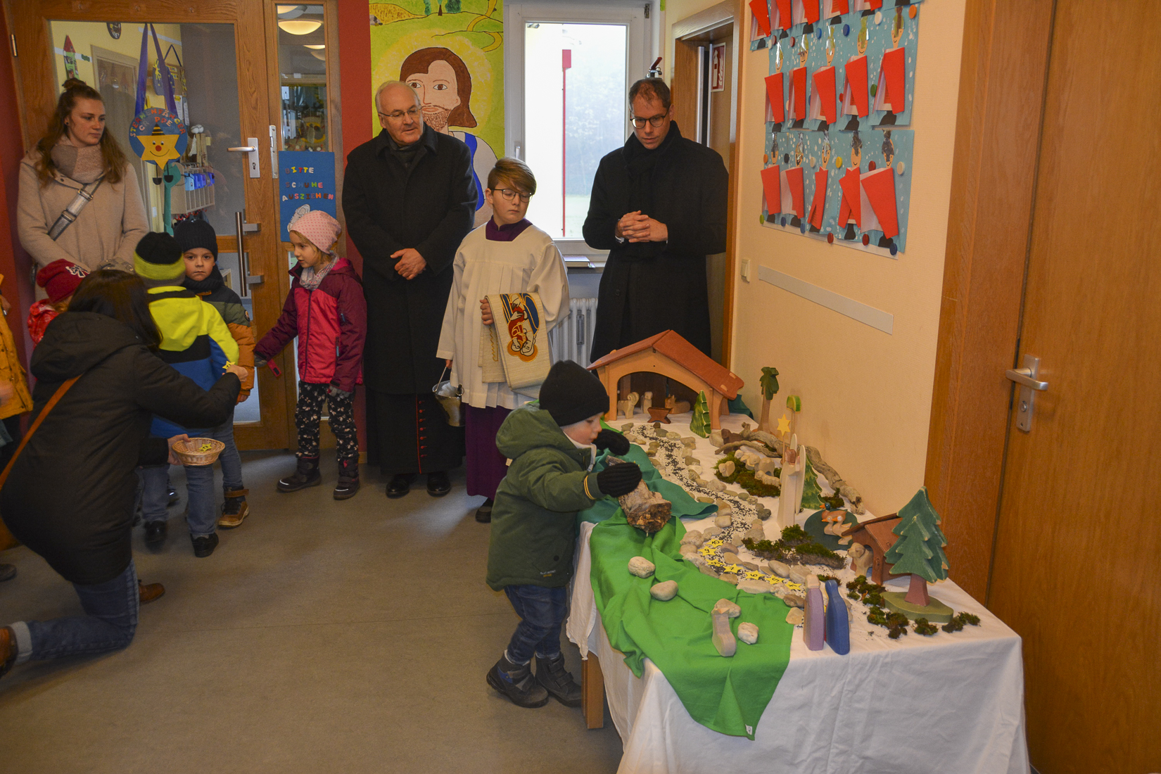 Im Kinderhaus St. Josef bestückten die Kinder die Weihnachtskrippe mit Figuren und Gegenständen.