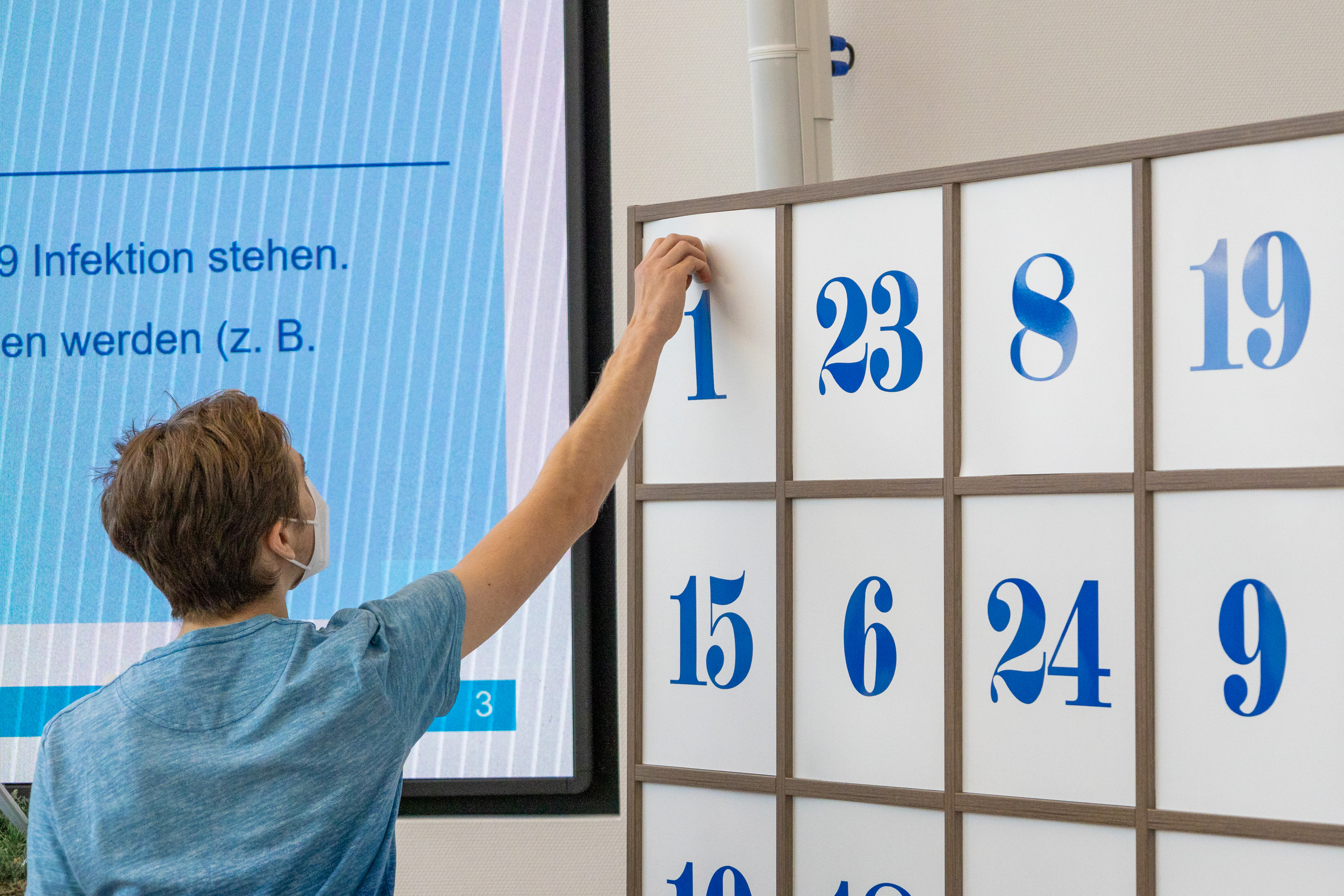 Das erste Adventskalendertürchen haben die Schülerinnen und Schüler der Berufsfachschule für Krankenpflege geöffnet