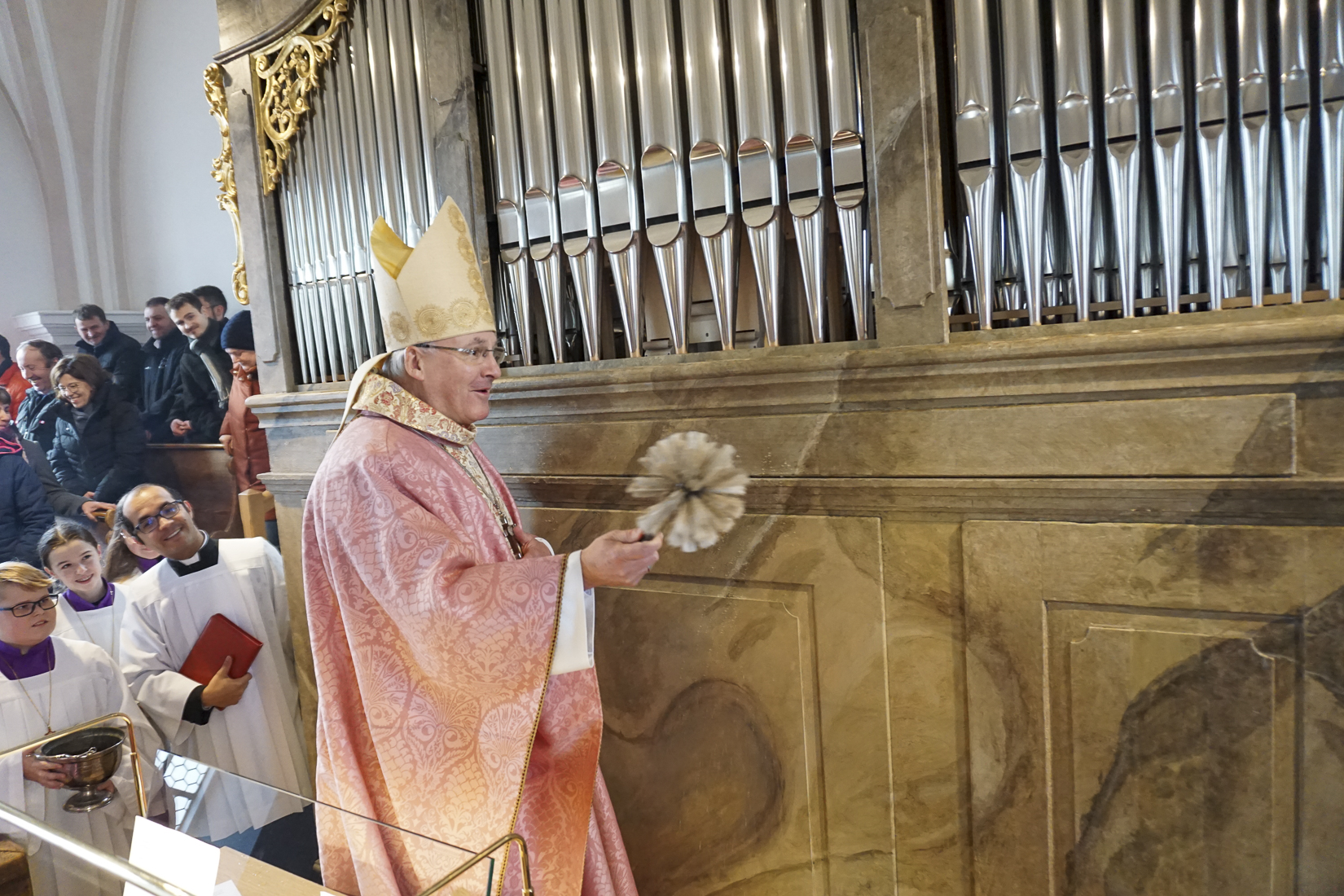 Bischof Rudolf segnet die Orgel mit Weihwasser