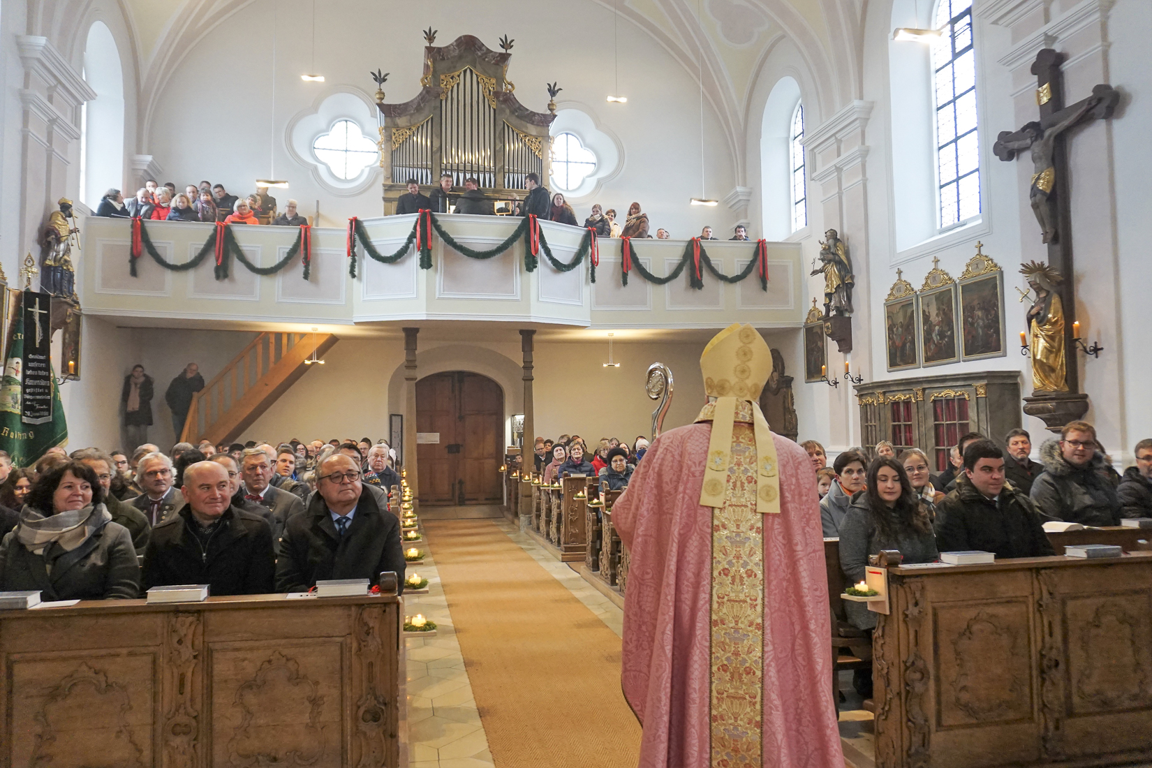 Bischof Rudolf blickt auf die Orgelempore