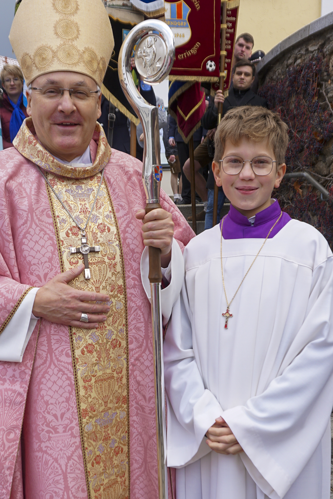 Bischof Rudolf mit einem Ministranten