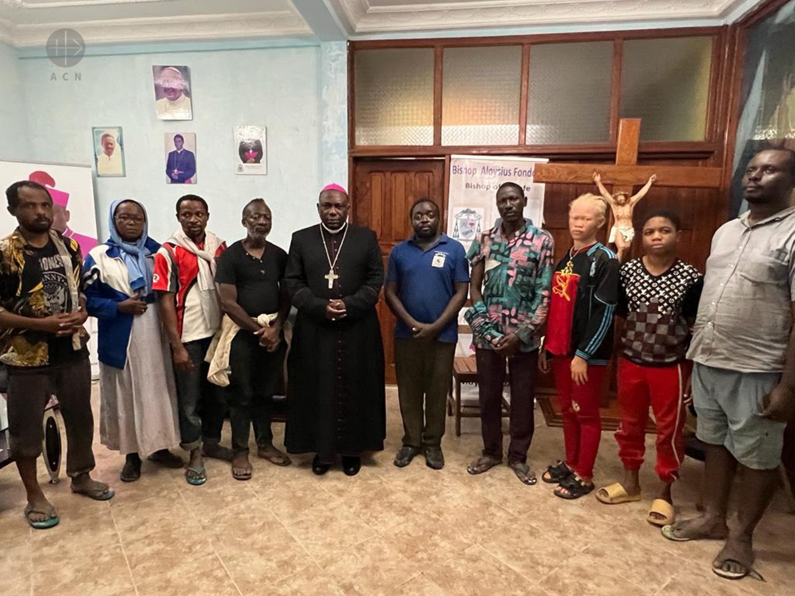 Bischof Abangalo Fondong mit freigelassenen Geiseln seiner Diözese Mamfe in  Kamerun. © Kirche in Not