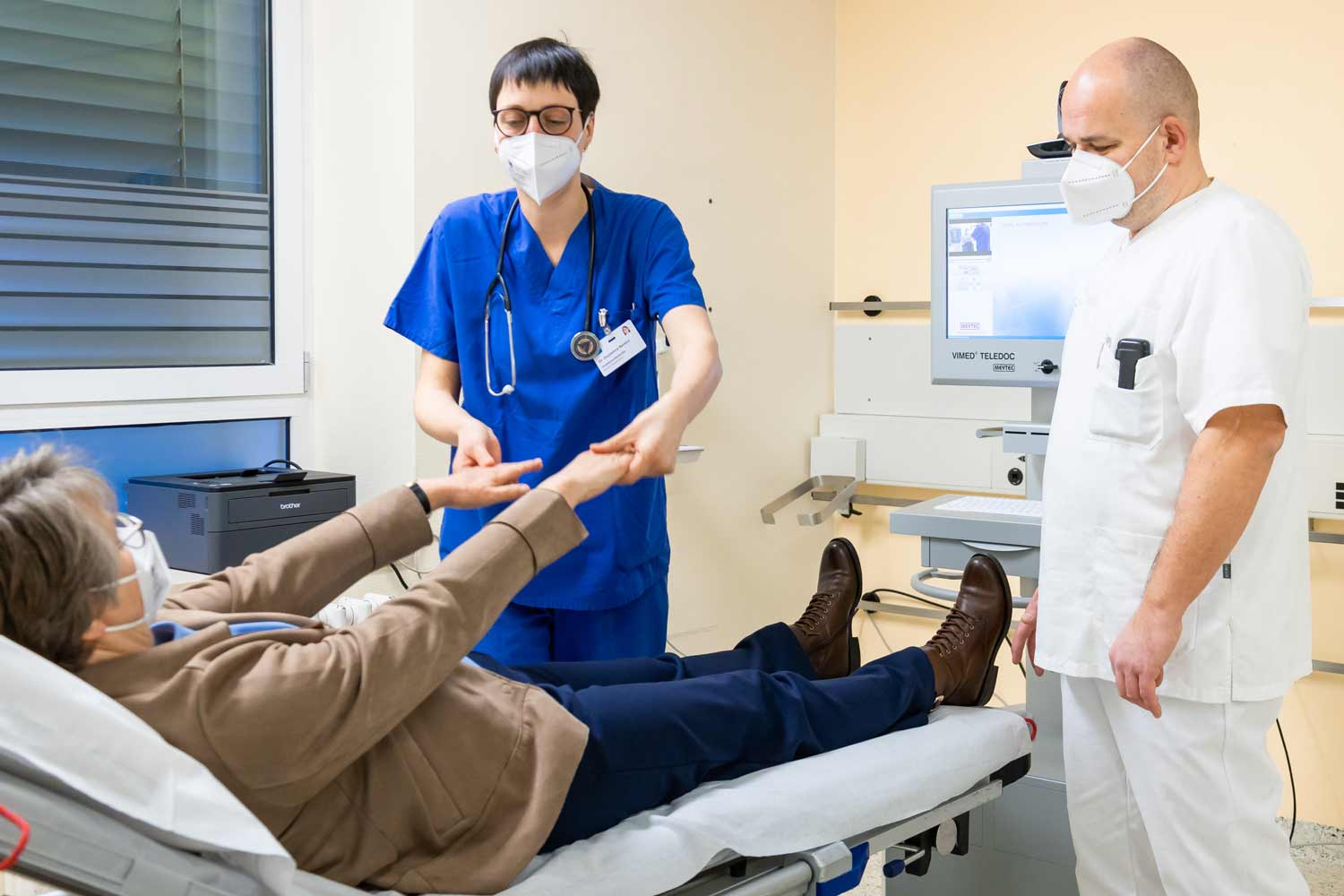Zwei Ärzte simulieren die Vorstellung einer Patientin im telemedizinischen Konsil