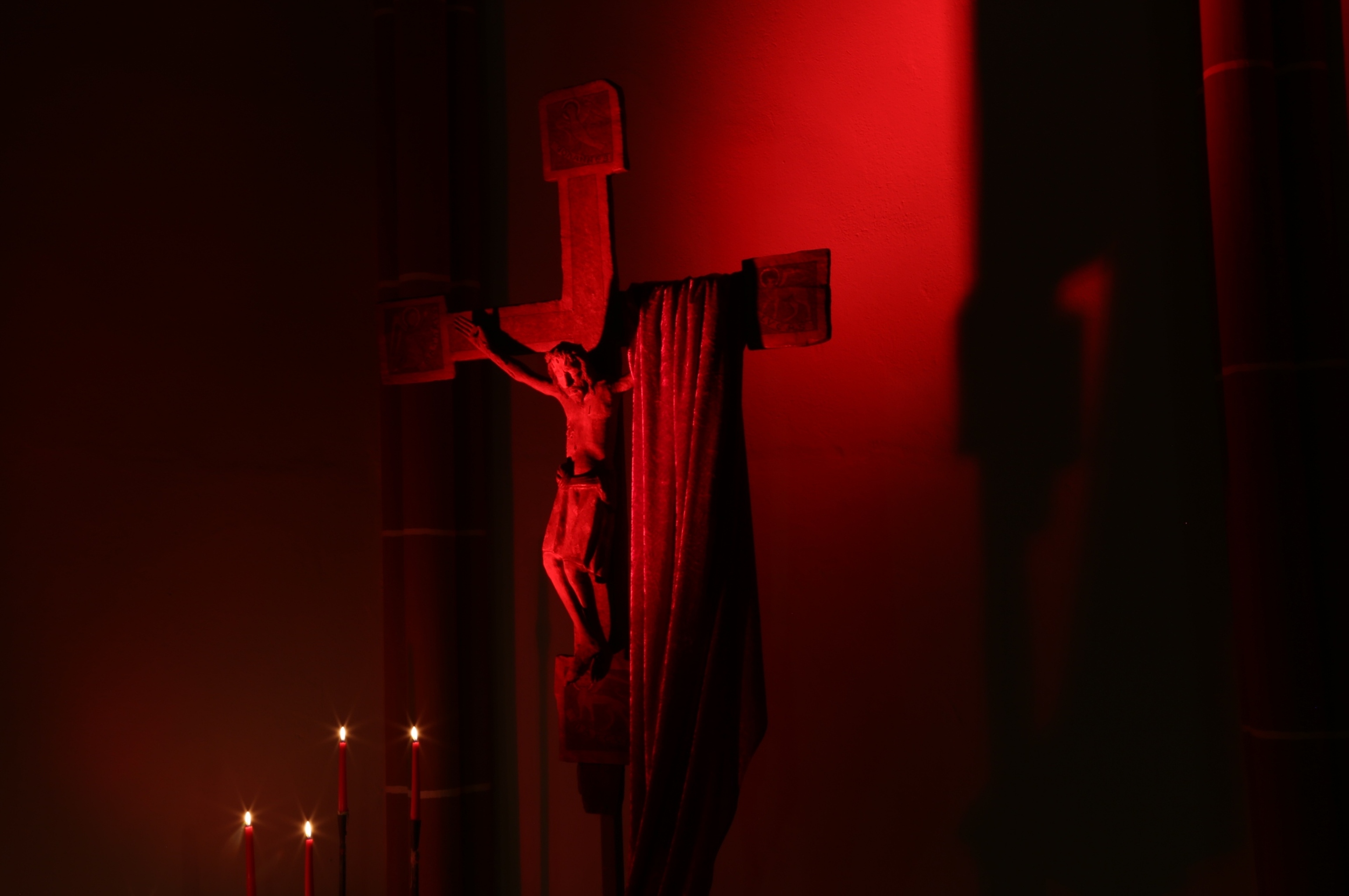 Rot beleuchtetes Kreuz bei der Aktion „Red Wednesday“ von „Kirche in Not“. © Kirche in Not