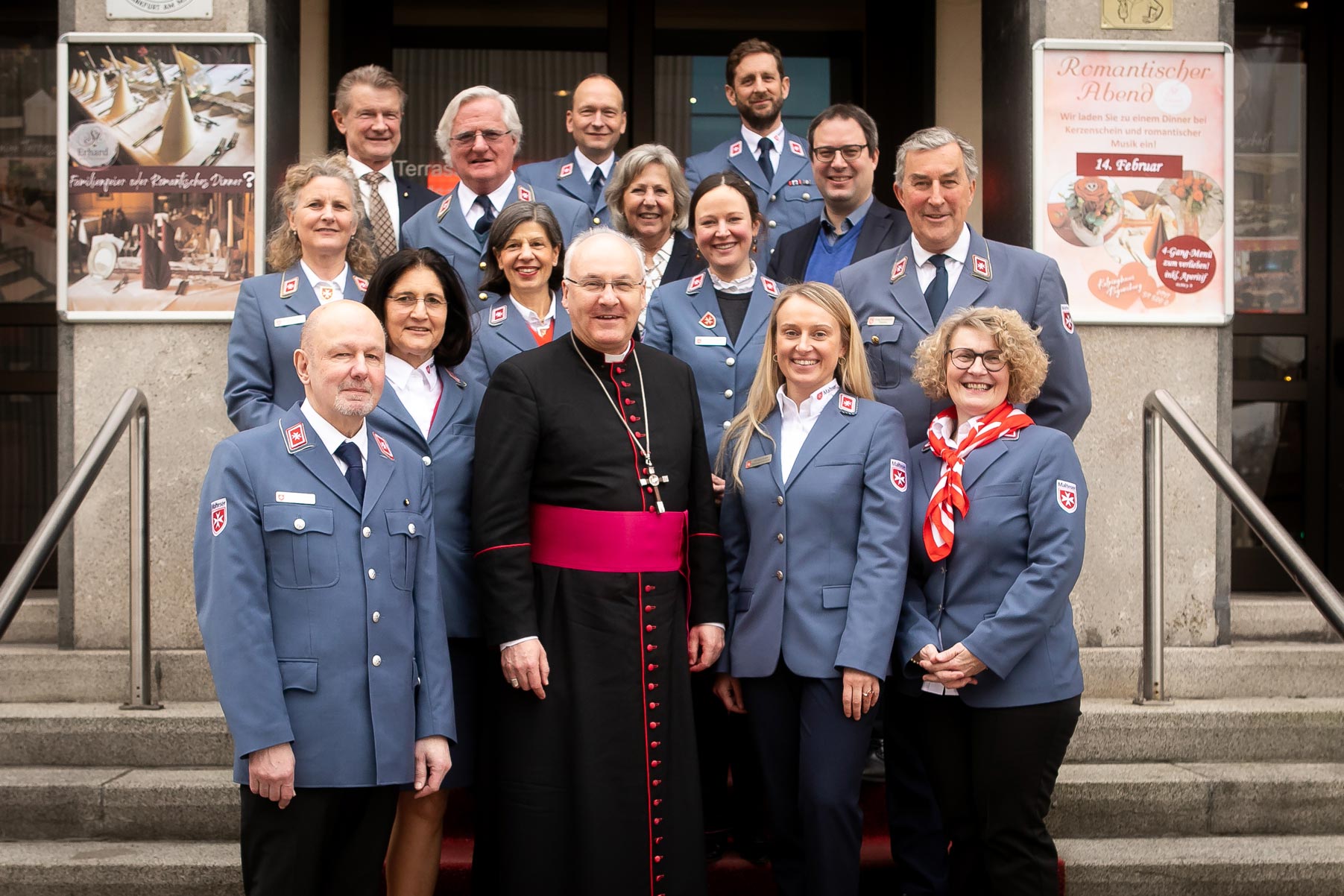 Malteser in Uniform mit Bischof