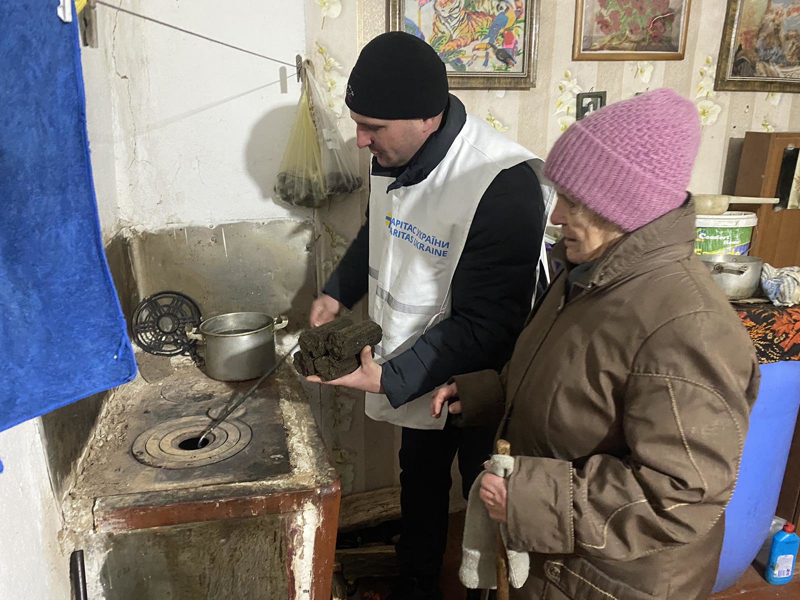 Winterhilfe im Dorf Novovolodymyrivka